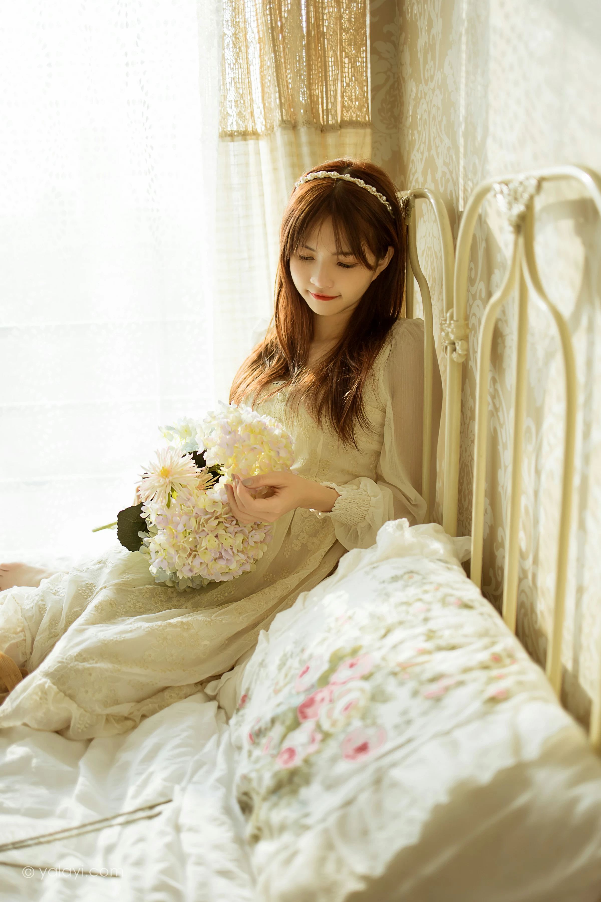 [YALAYI雅拉伊]2021.11.29 花白裙 茹莎 白色休闲蕾丝连衣裙居家性感写真集第14张