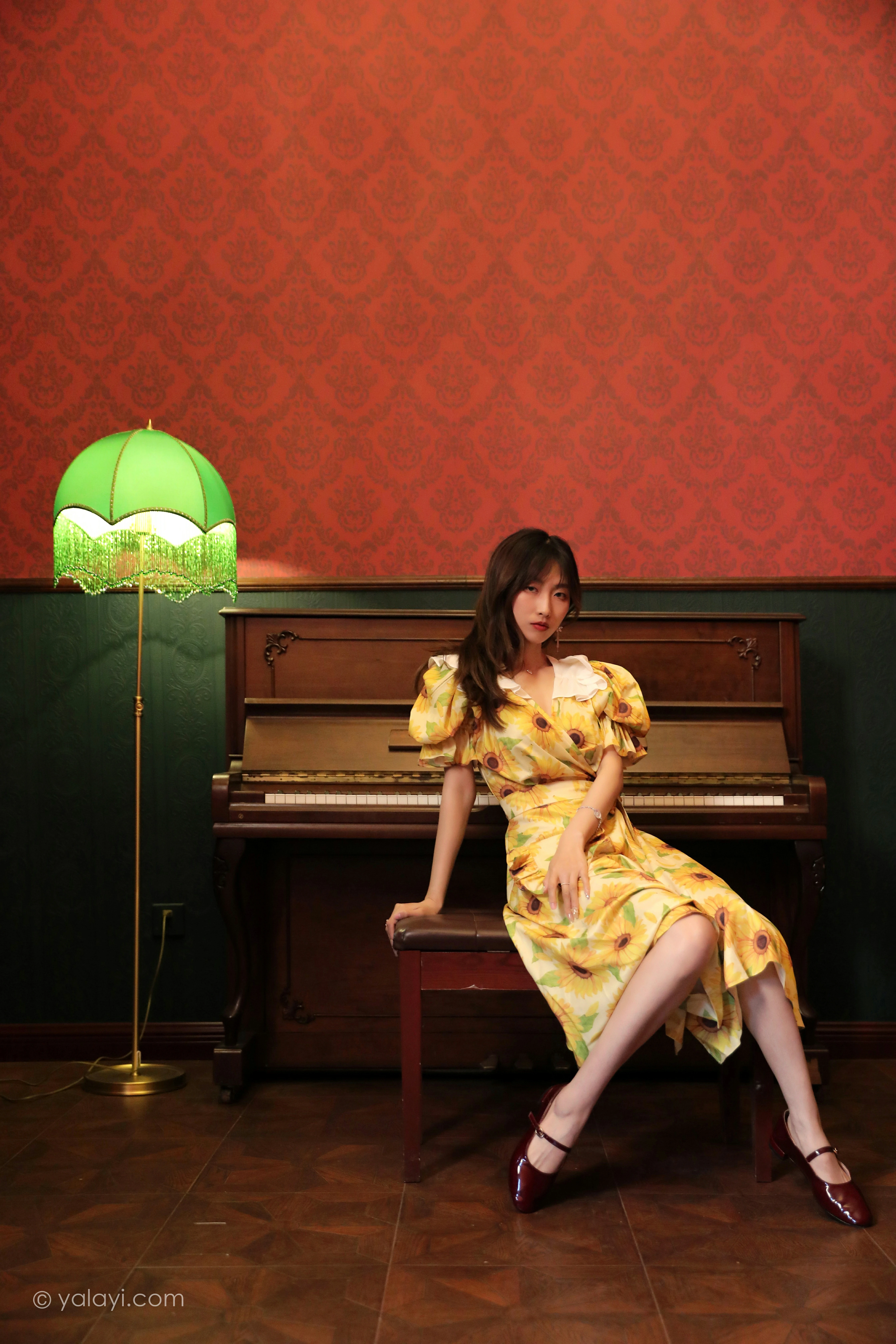 [YALAYI雅拉伊]NO.816 只剩下钢琴 佳佳 黄色连衣裙居家复古写真集第5张