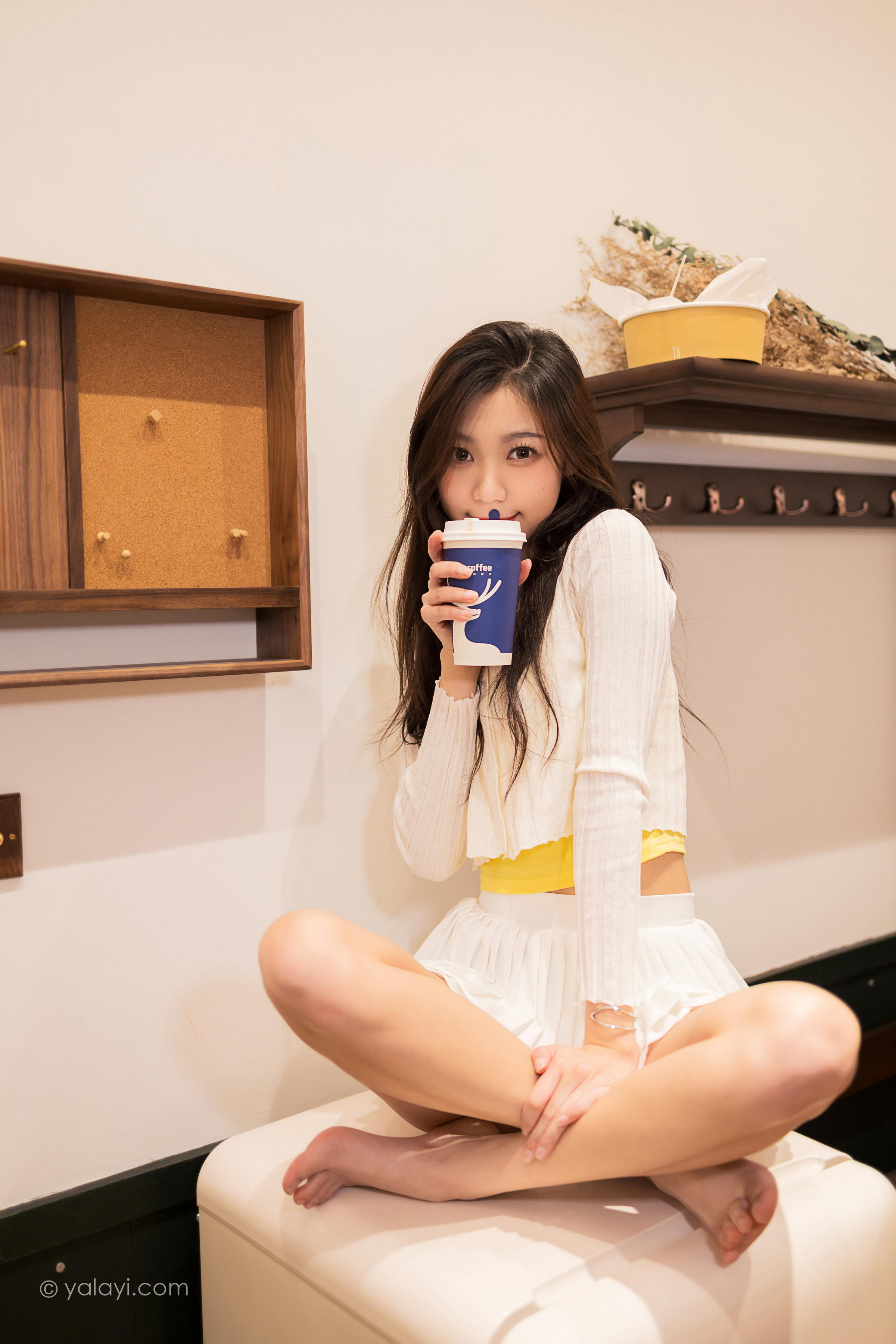 [YALAYI雅拉伊]2022.04.29 太幸运 梓瑶 白色蕾丝衬衫加白色超短裙性感写真集第10张