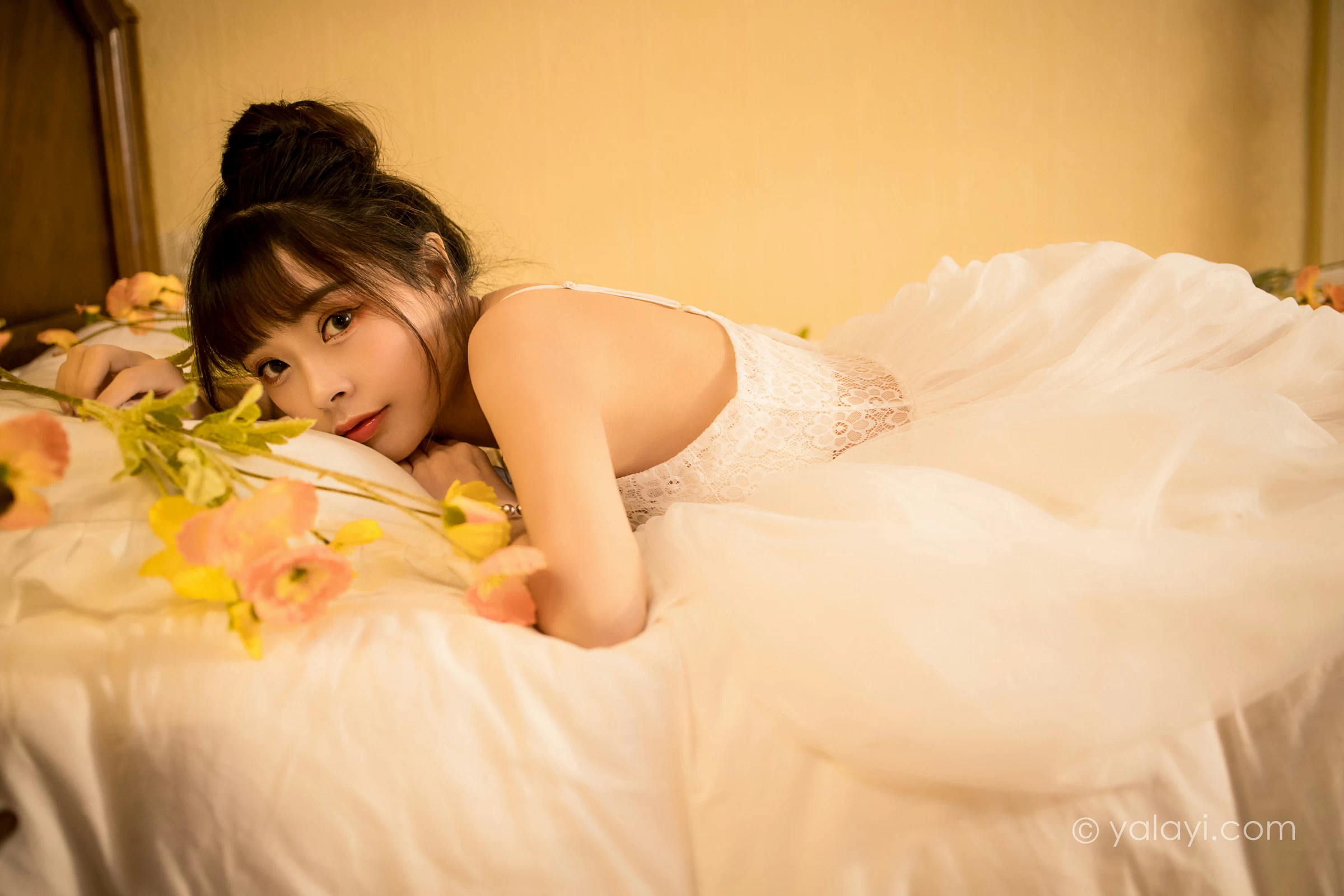 [YALAYI雅拉伊]2021.12.28 芭蕾公主 程小蝶 白色吊带镂空连衣裙与蕾丝丝袜性感写真集第6张