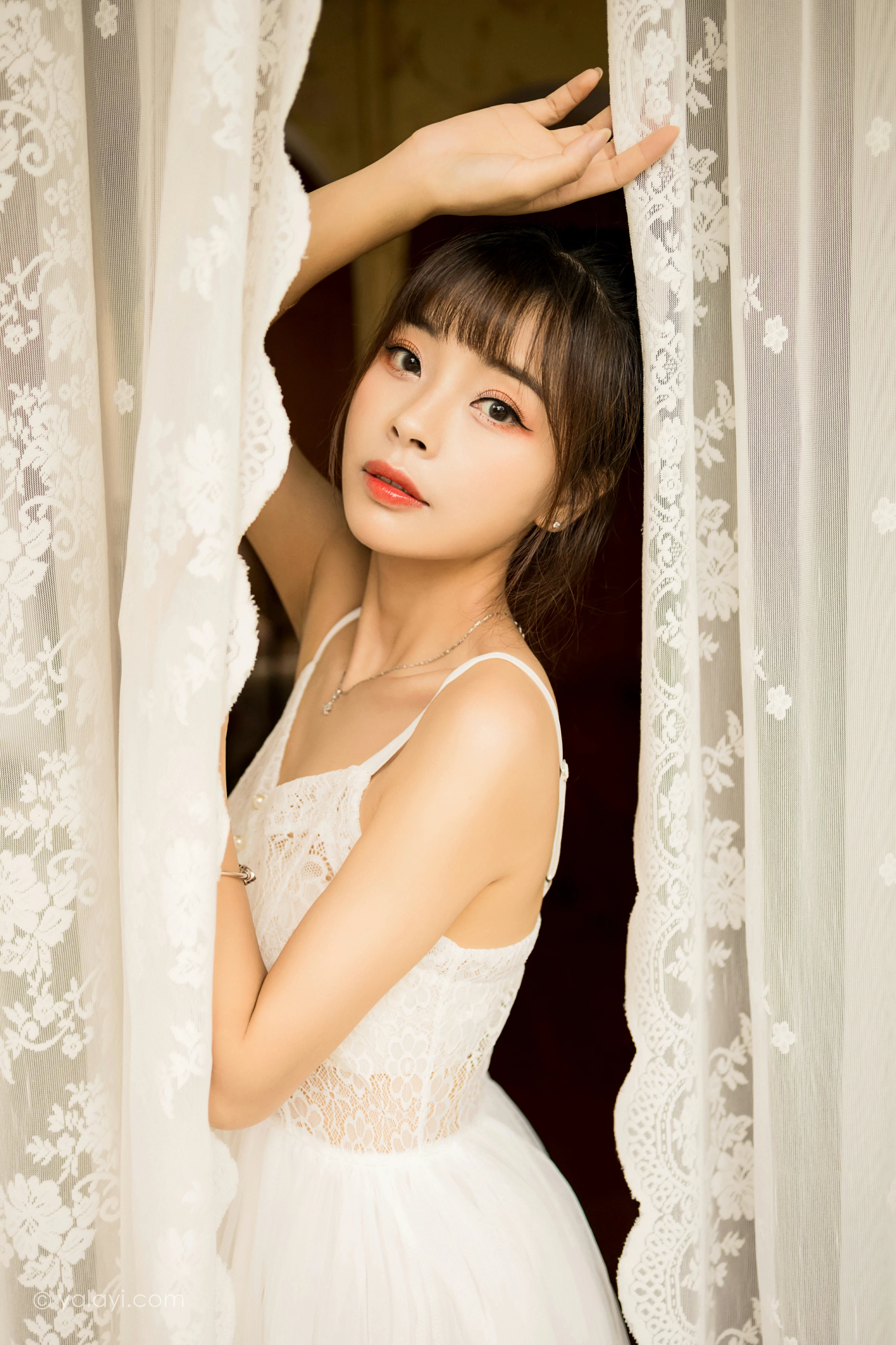 [YALAYI雅拉伊]2021.12.28 芭蕾公主 程小蝶 白色吊带镂空连衣裙与蕾丝丝袜性感写真集第11张