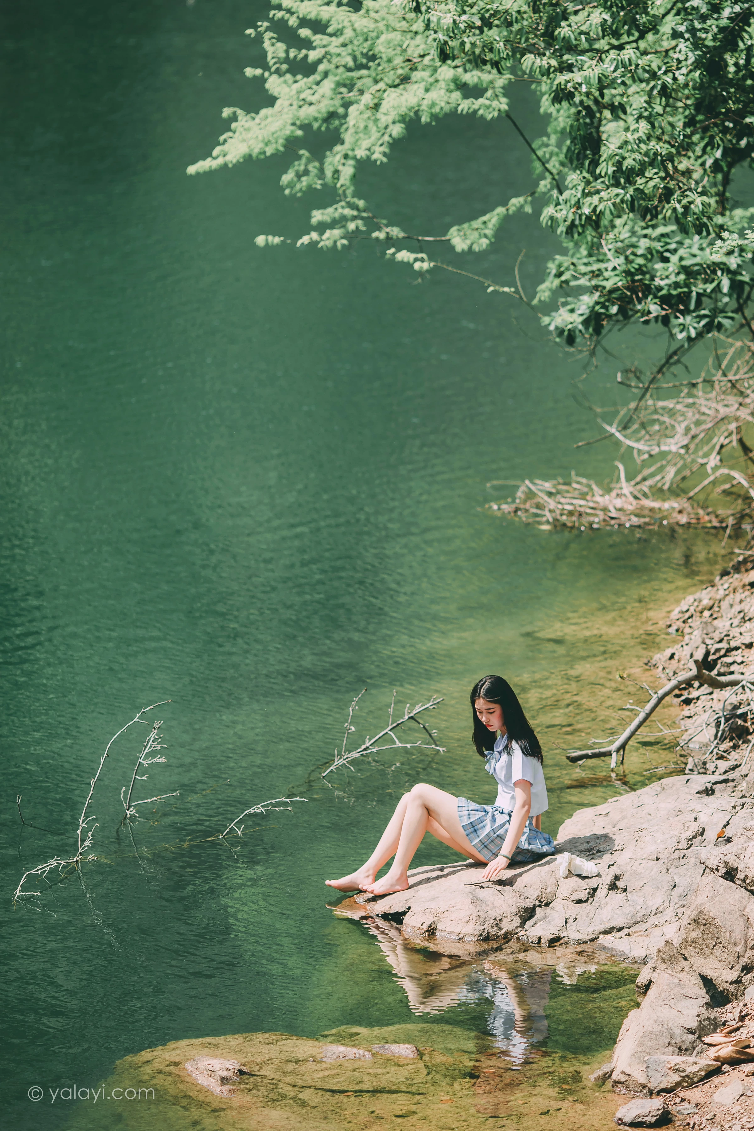 [YALAYI雅拉伊]NO.663 《涟漪》 和风 JK制服与短裙加黑色蕾丝内衣写真第3张