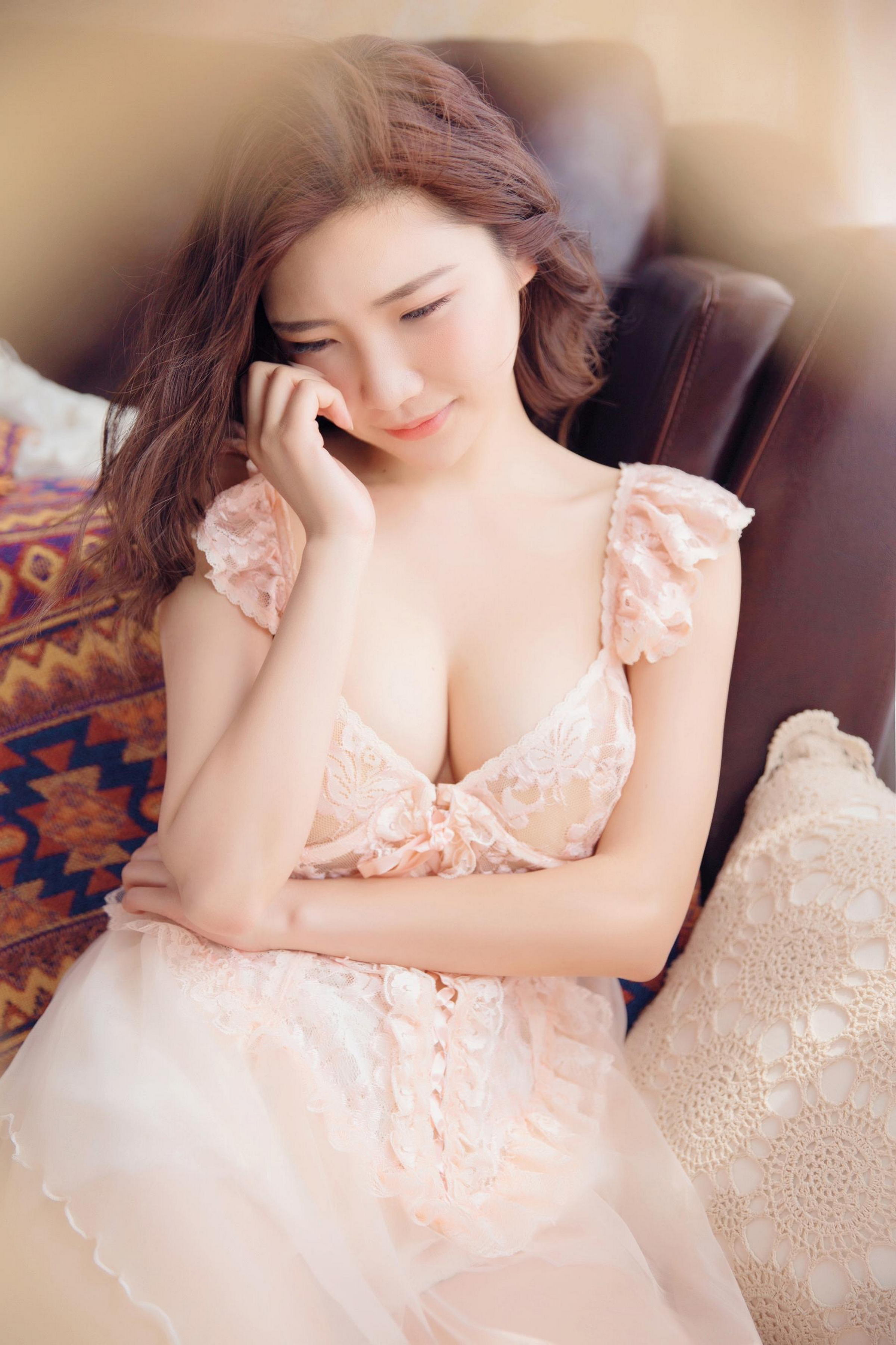 [YALAYI雅拉伊]2022.06.18 风仪玉立 丰满少妇 粉色透视睡衣与白色吊带连衣裙性感写真集第1张