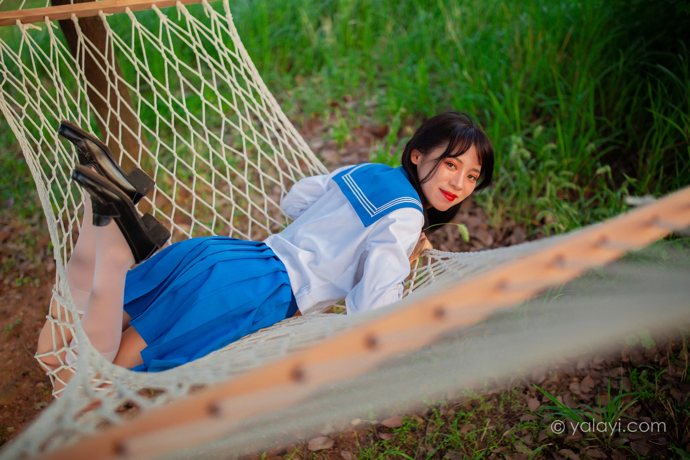 [YALAYI雅拉伊]NO.724 《秋意浓》 丽雅 JK水手制服与短裙加白色丝袜美腿私房写真集第9张