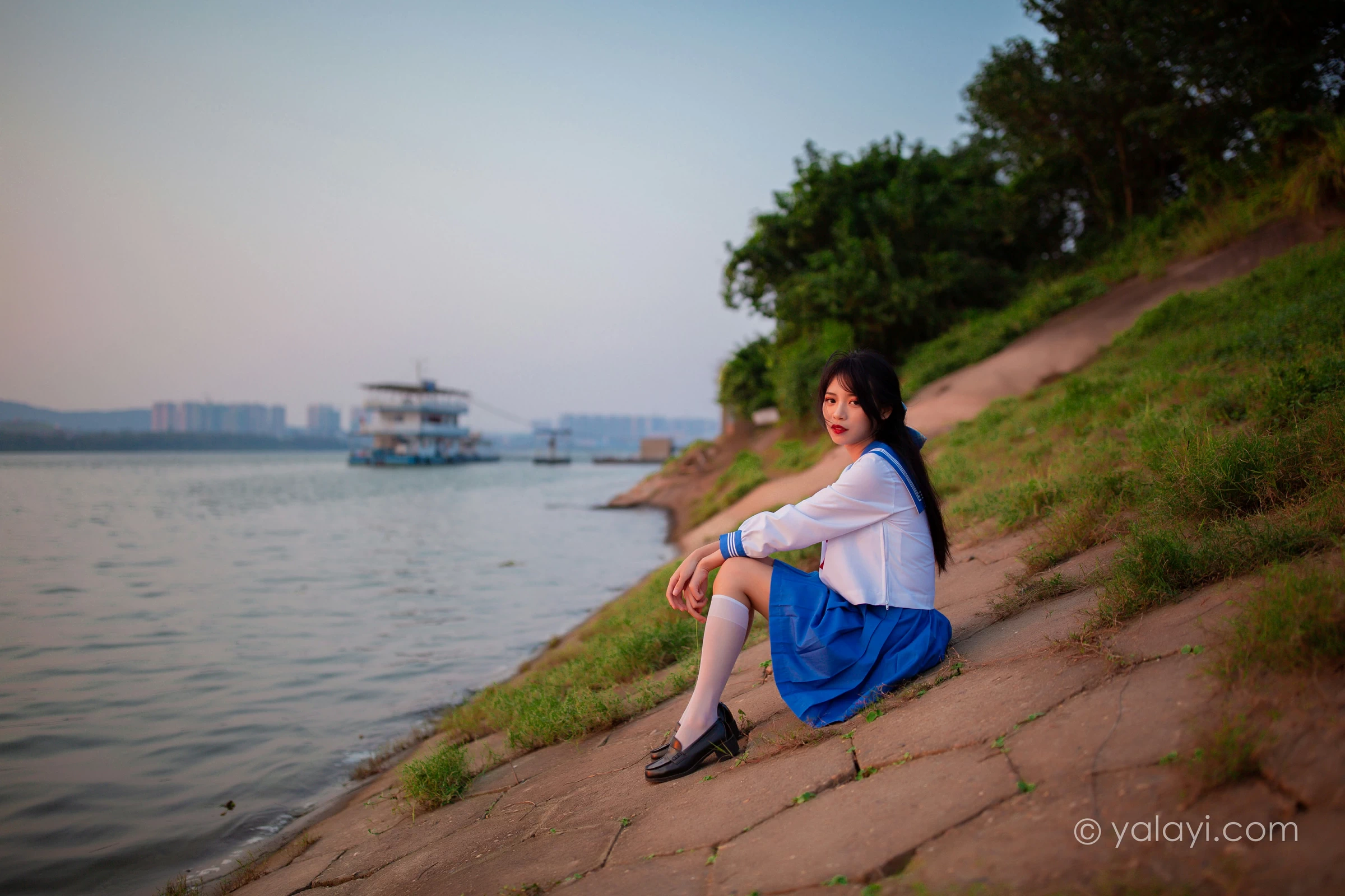 [YALAYI雅拉伊]NO.724 《秋意浓》 丽雅 JK水手制服与短裙加白色丝袜美腿私房写真集第14张