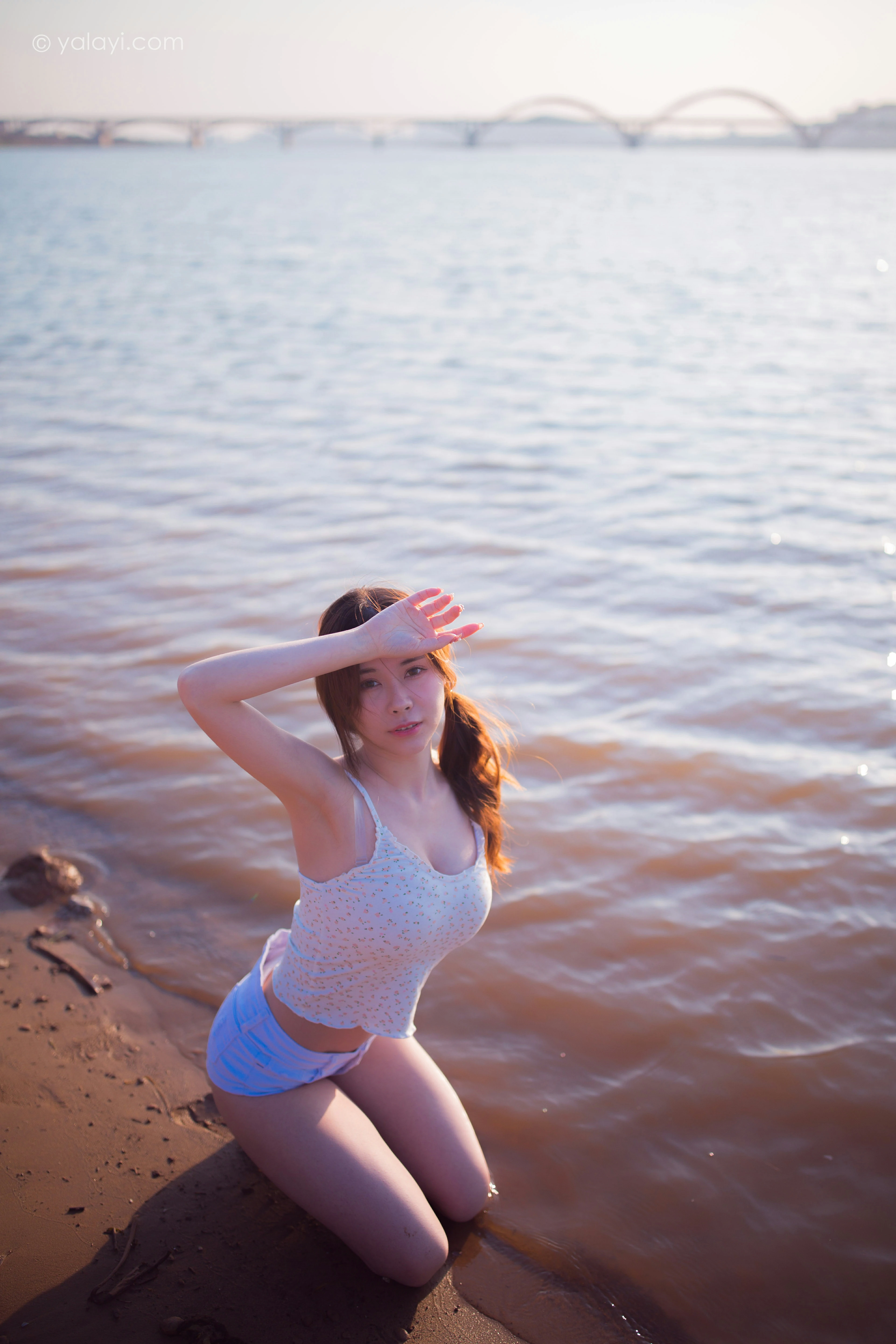 [YALAYI雅拉伊]NO.845 跋山涉水 香草 白色小背心加牛仔热裤性感写真集第1张