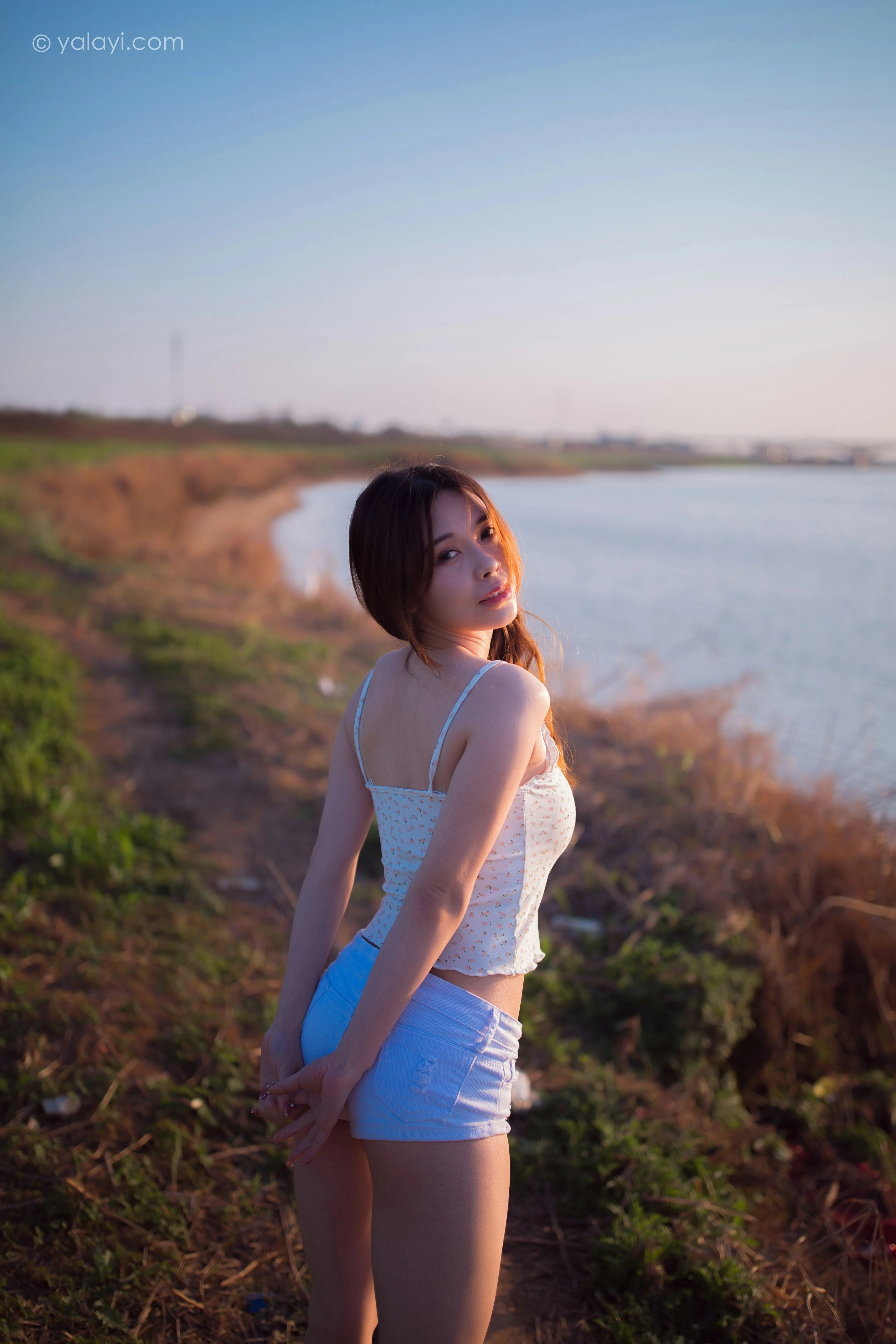 [YALAYI雅拉伊]NO.845 跋山涉水 香草 白色小背心加牛仔热裤性感写真集第5张