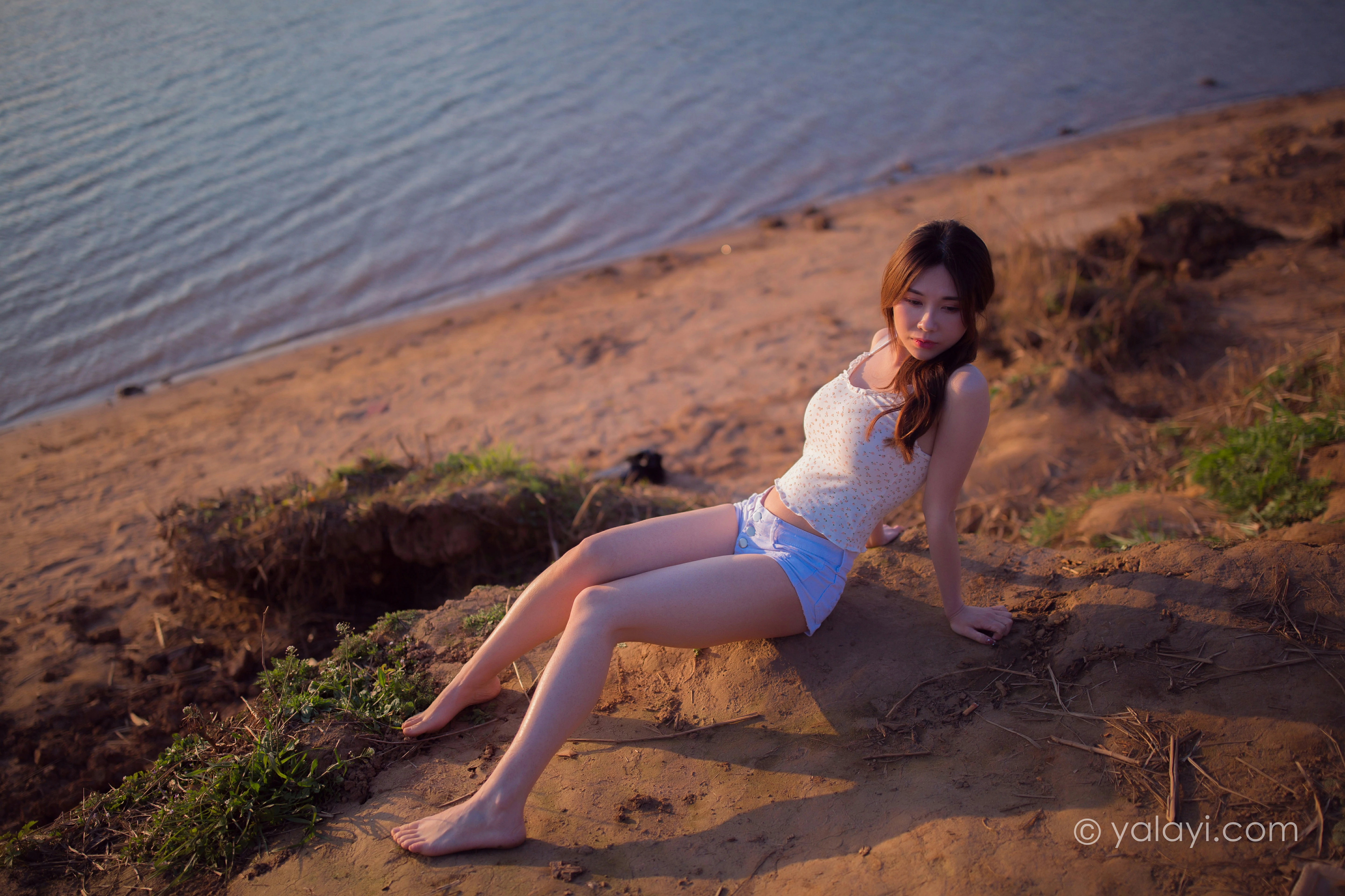 [YALAYI雅拉伊]NO.845 跋山涉水 香草 白色小背心加牛仔热裤性感写真集第6张