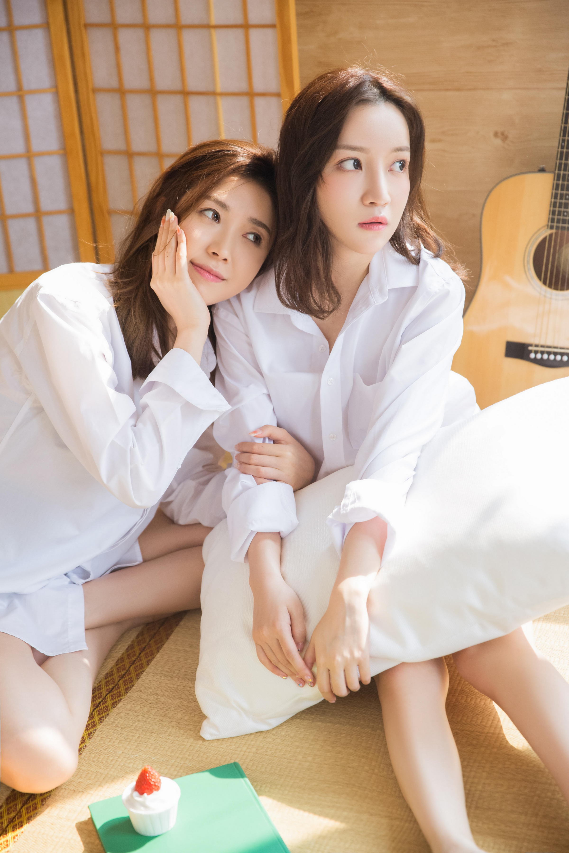 [YALAYI雅拉伊]2022.09.02 喜欢 清纯姐妹花 白色宽松衬衫与透视睡衣居家性感私房写真集第10张