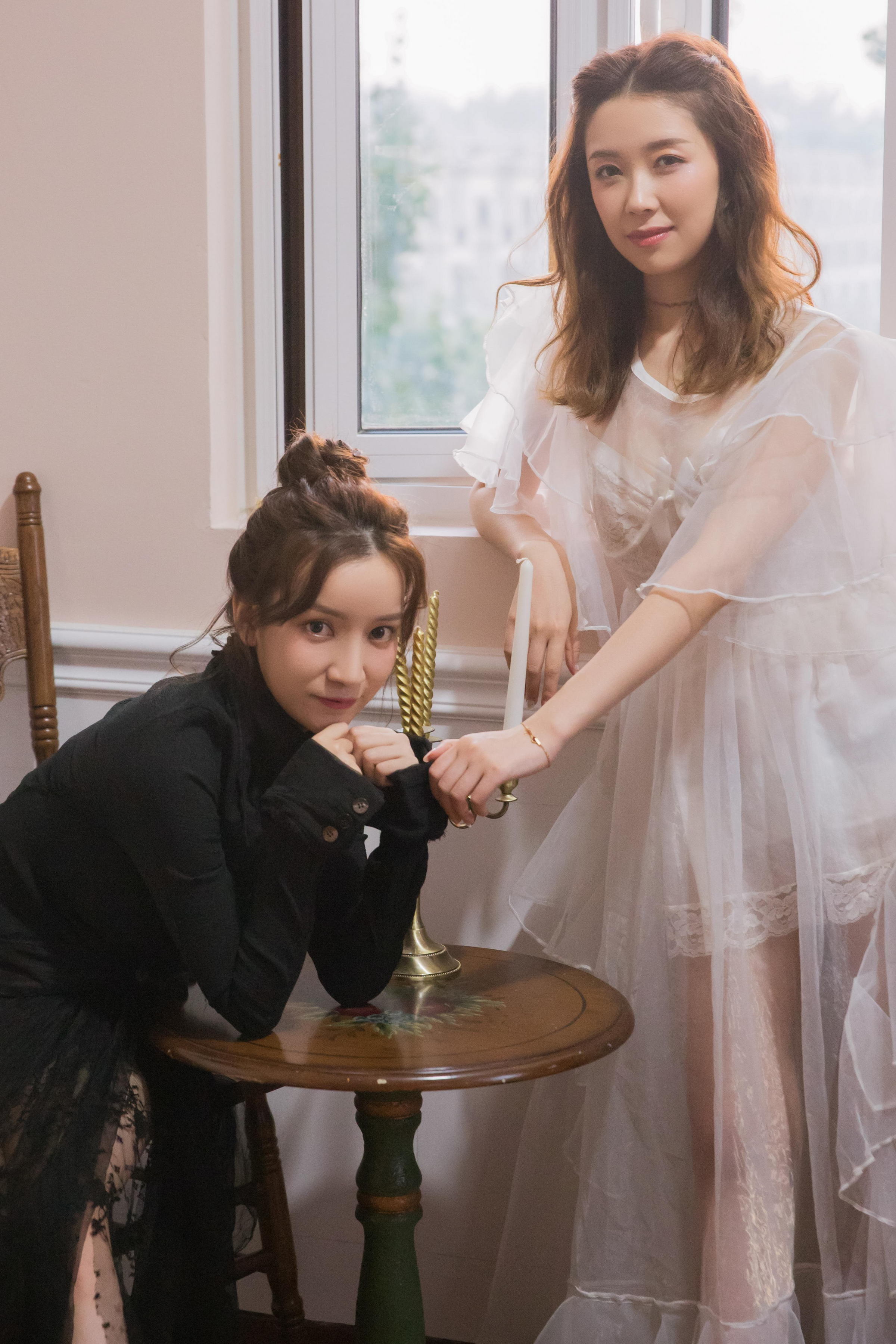 [YALAYI雅拉伊]2022.09.02 喜欢 清纯姐妹花 白色宽松衬衫与透视睡衣居家性感私房写真集第8张