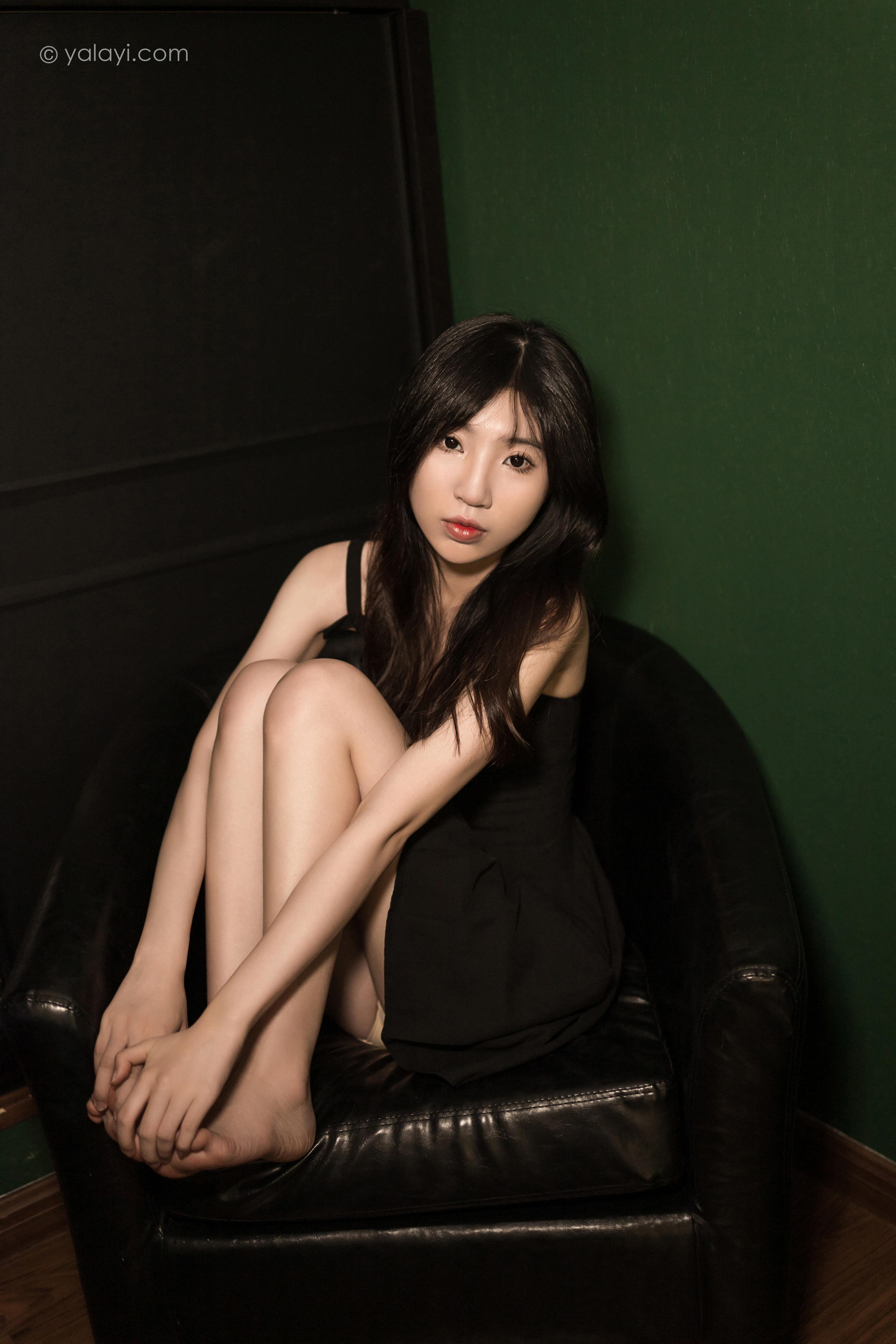 [YALAYI雅拉伊]2022.08.08 看着我的眼睛 小乔 黑色吊带祼背连衣裙性感写真集第4张