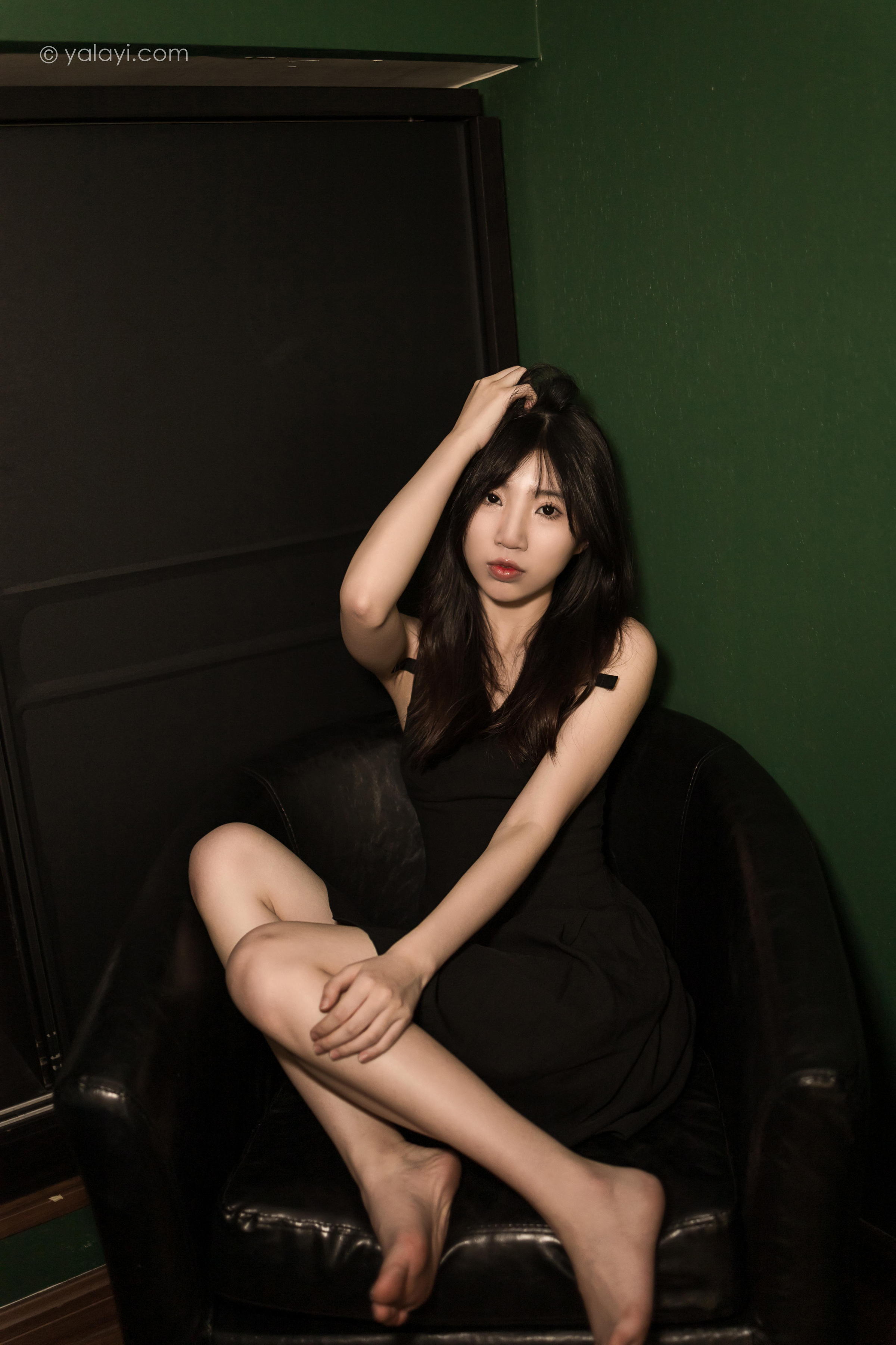 [YALAYI雅拉伊]2022.08.08 看着我的眼睛 小乔 黑色吊带祼背连衣裙性感写真集第4张