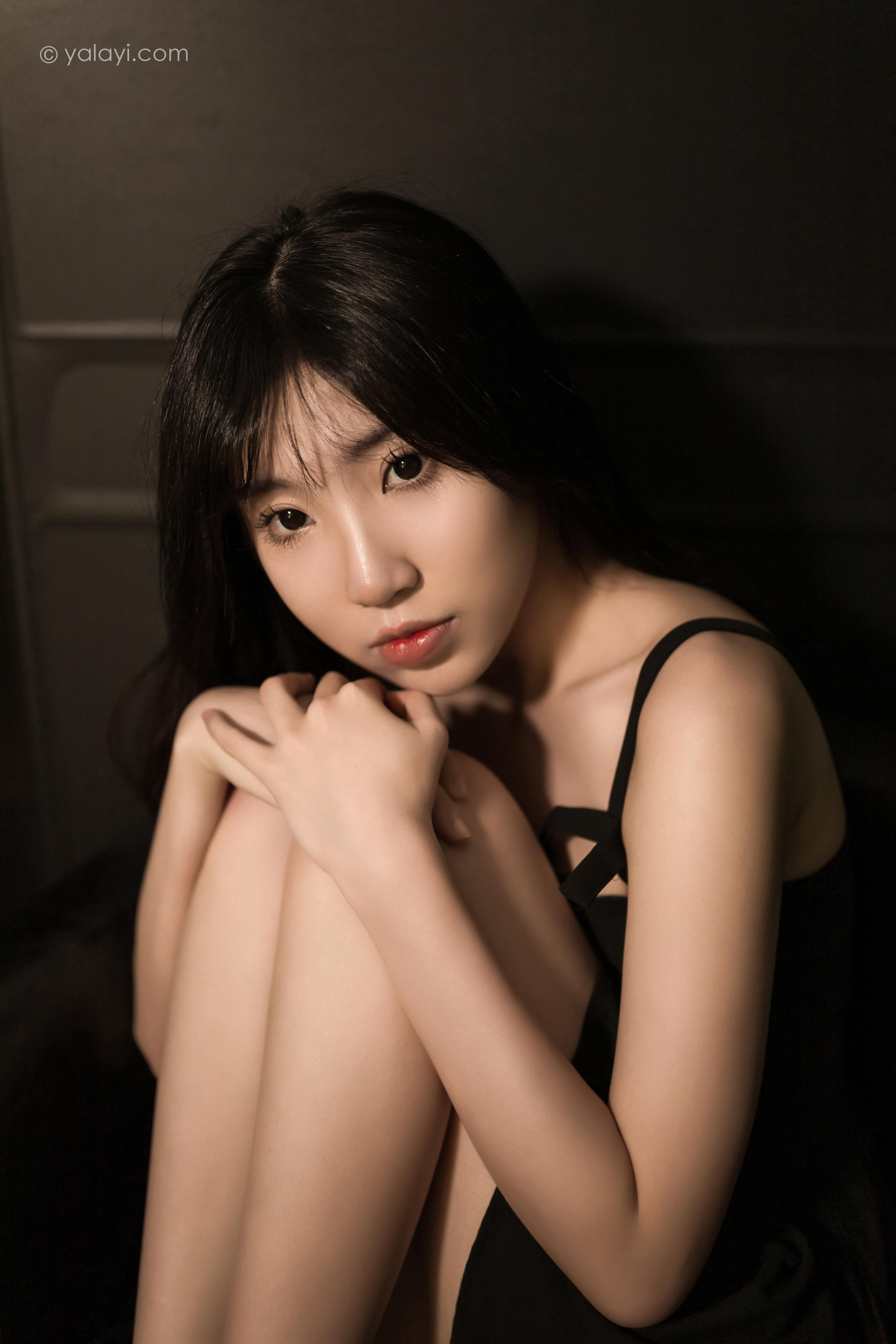 [YALAYI雅拉伊]2022.08.08 看着我的眼睛 小乔 黑色吊带祼背连衣裙性感写真集第6张