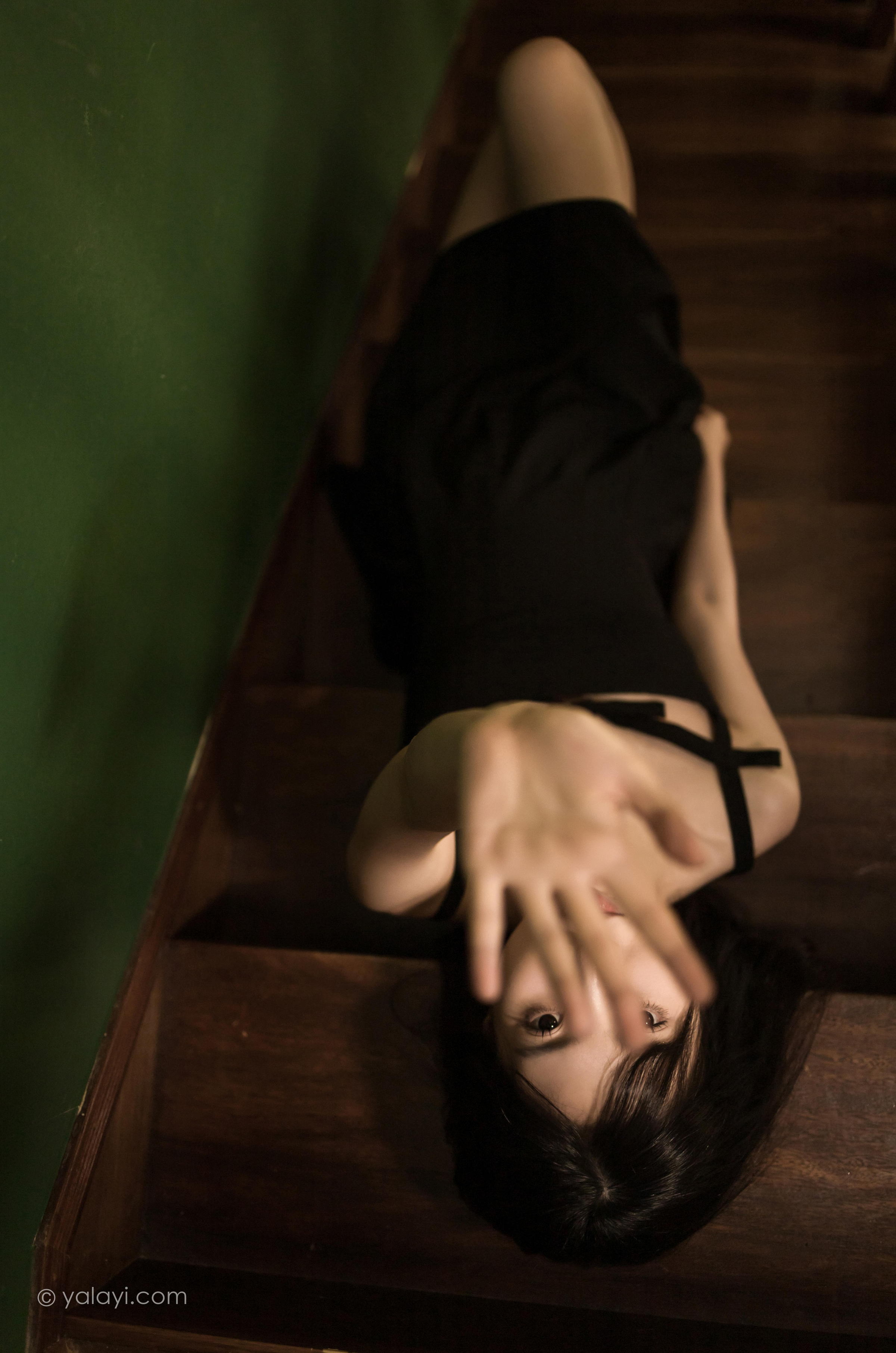 [YALAYI雅拉伊]2022.08.08 看着我的眼睛 小乔 黑色吊带祼背连衣裙性感写真集第8张