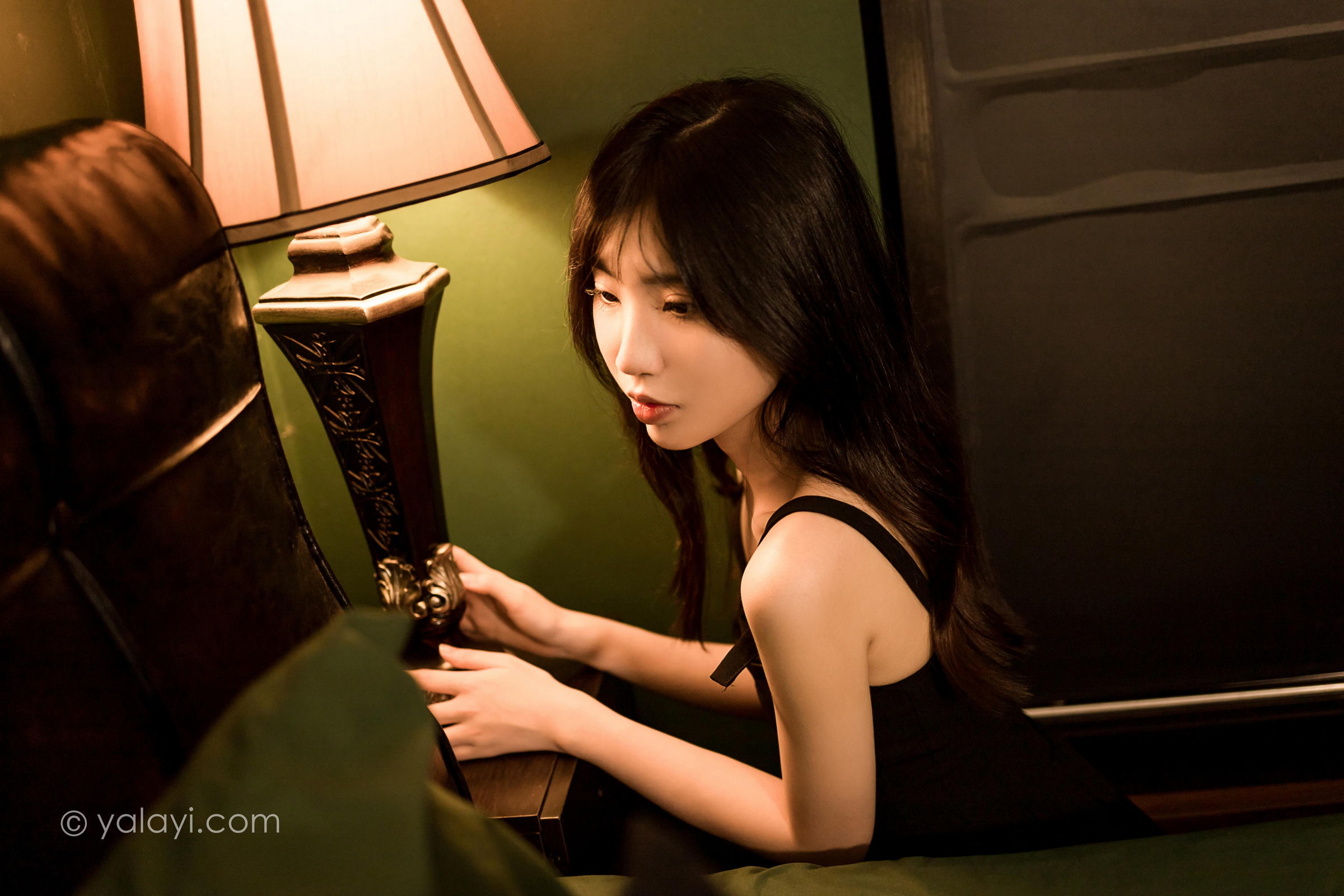 [YALAYI雅拉伊]2022.08.08 看着我的眼睛 小乔 黑色吊带祼背连衣裙性感写真集第11张