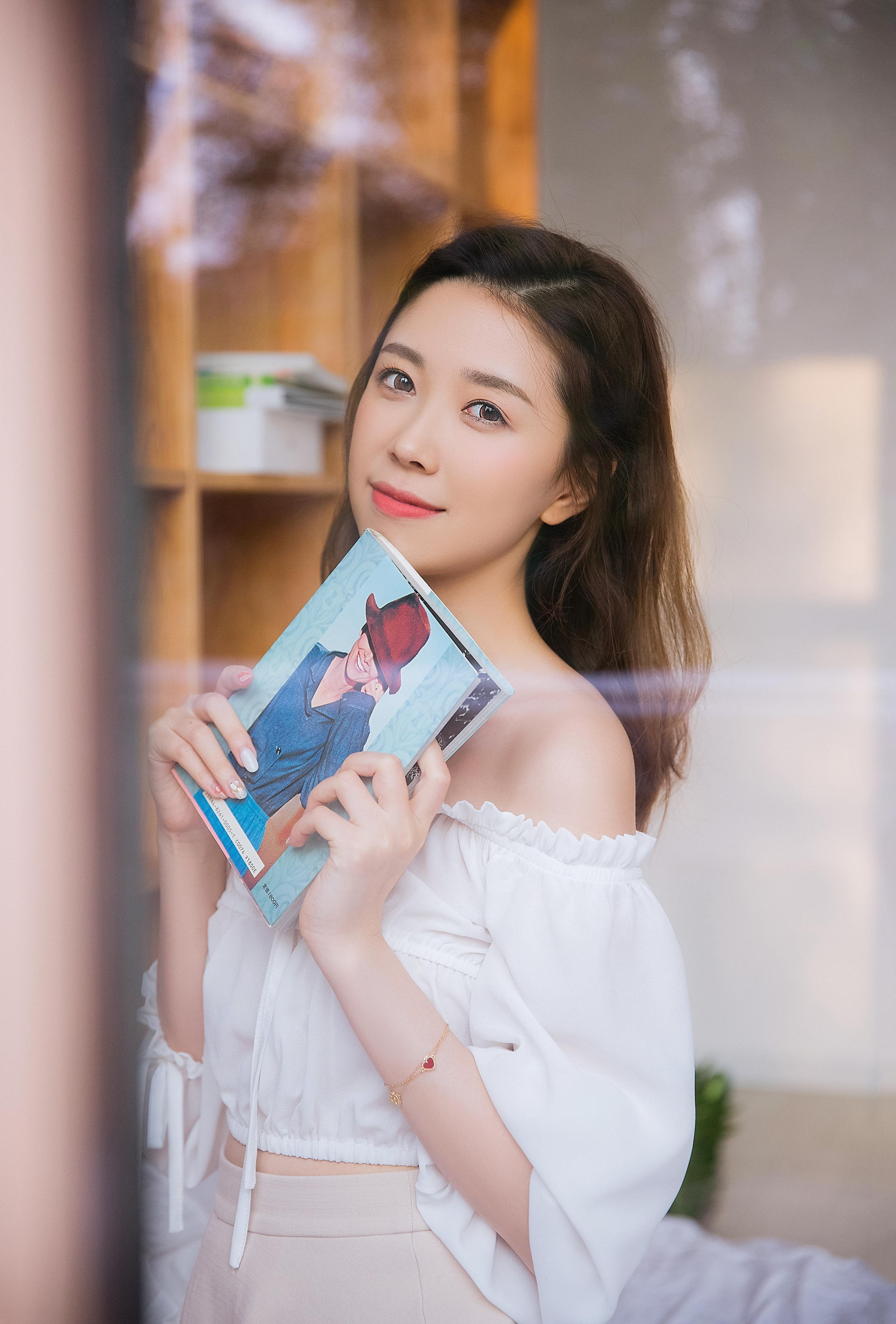 [YALAYI雅拉伊]2022.09.02 喜欢 清纯姐妹花 白色宽松衬衫与透视睡衣居家性感私房写真集第6张