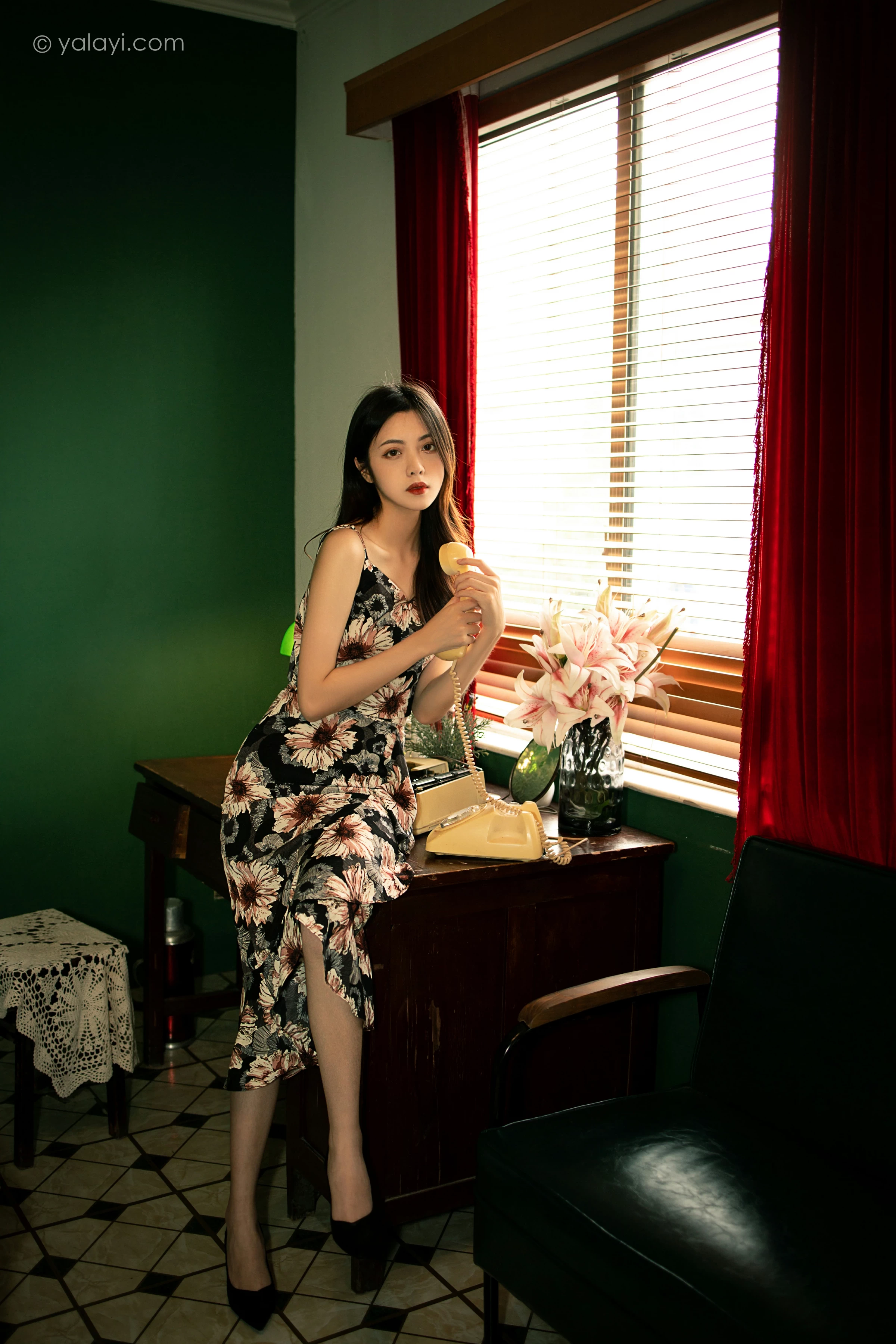 [YALAYI雅拉伊]2021.12.03 老房子 梓文 黑色碎花吊带连衣裙居家私房写真集第4张