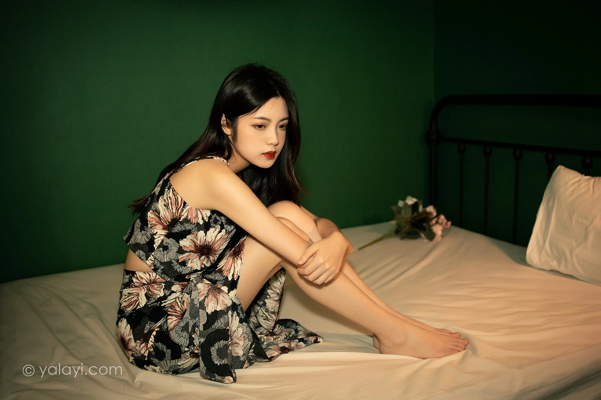 [YALAYI雅拉伊]2021.12.03 老房子 梓文 黑色碎花吊带连衣裙居家私房写真集第12张