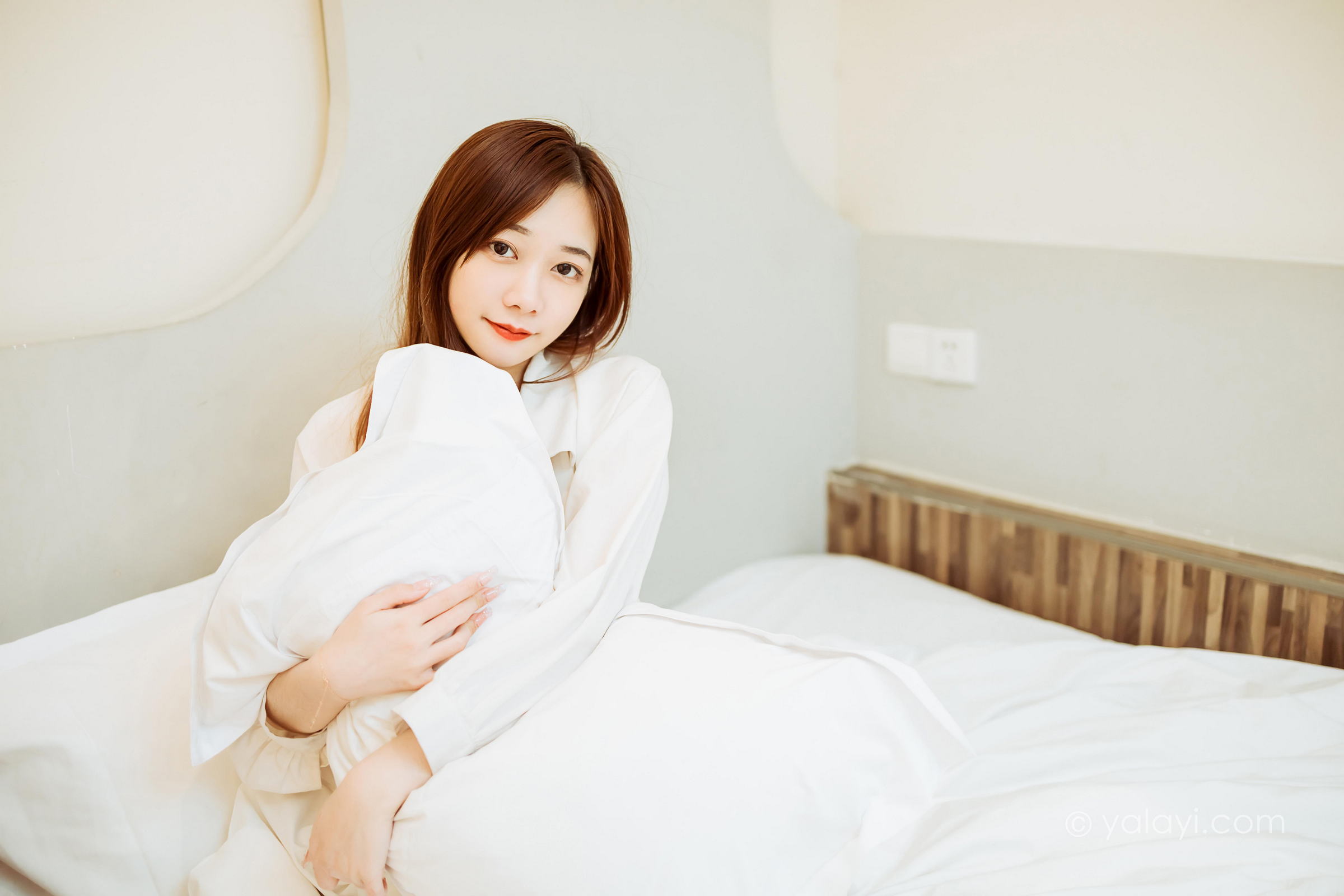 [YALAYI雅拉伊]2022.04.15 珍惜每一天 夜夜 白色男友式衬衫居家性感私房写真集第12张