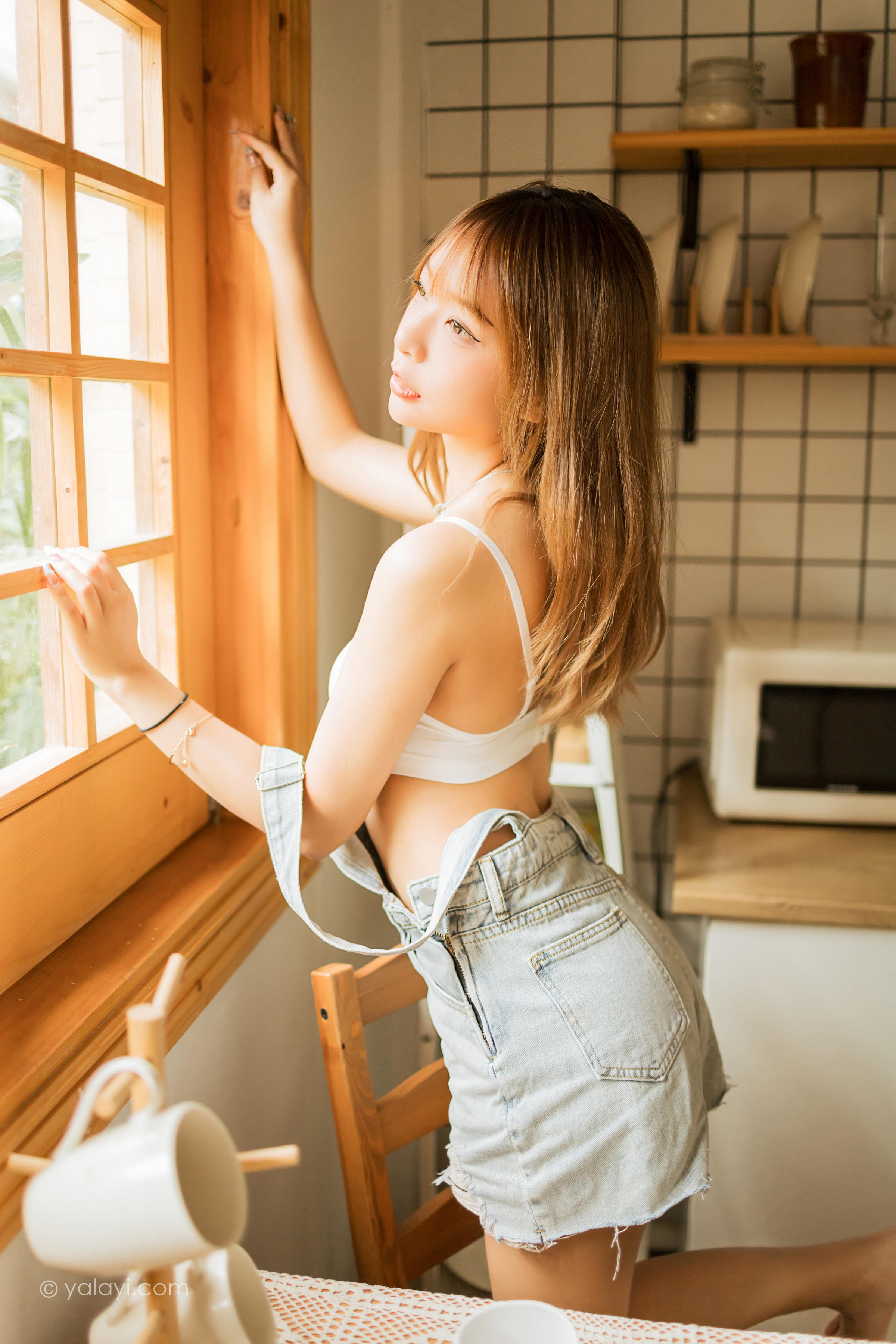 [YALAYI雅拉伊]2022.08.03 我家女友 阿禾 背带短裤加白色内衣居家性感私房写真集第15张