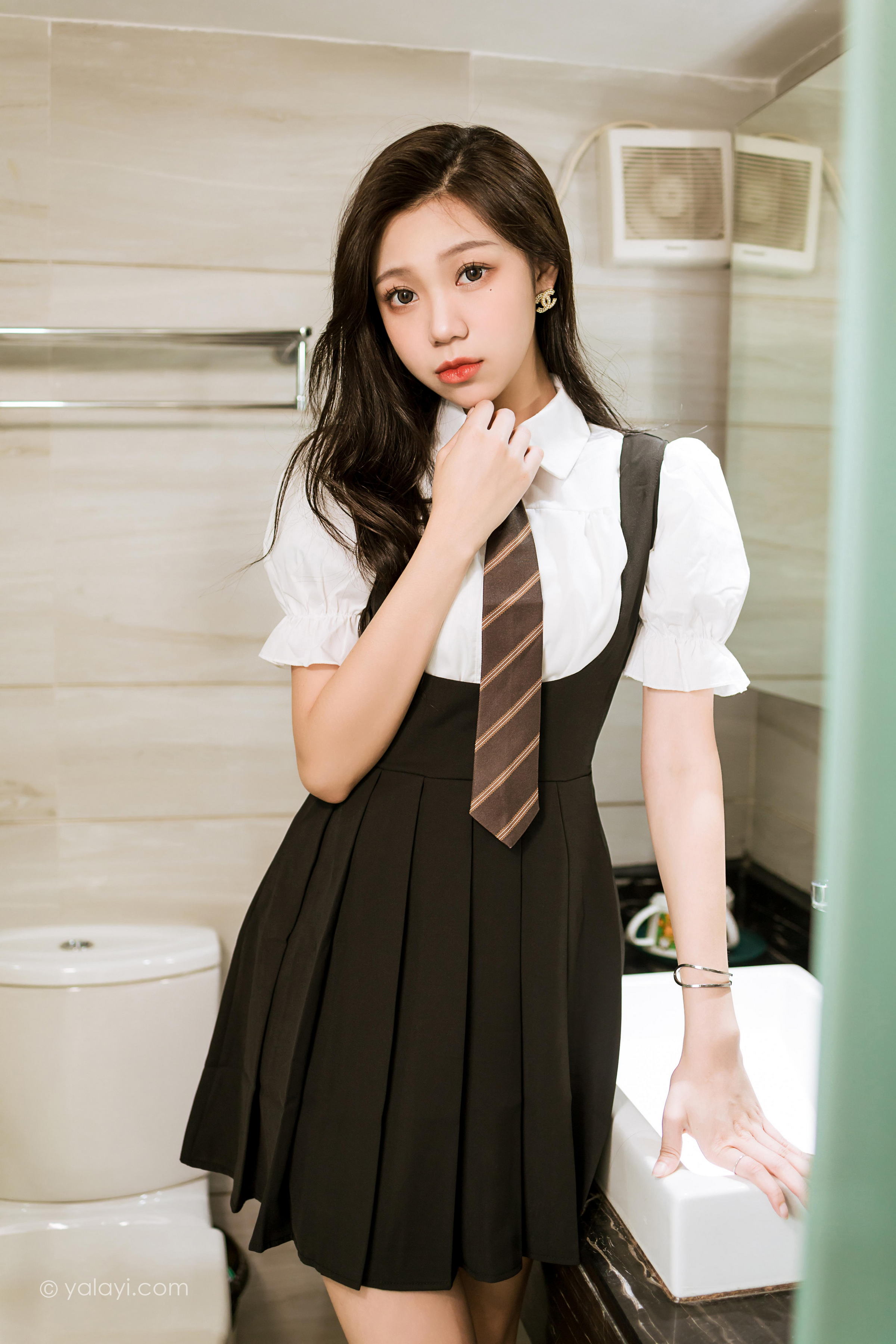 [YALAYI雅拉伊]2022.06.22 一生欢喜 梓瑶 黑色JK制服裙加白色衬衫清纯写真集第10张