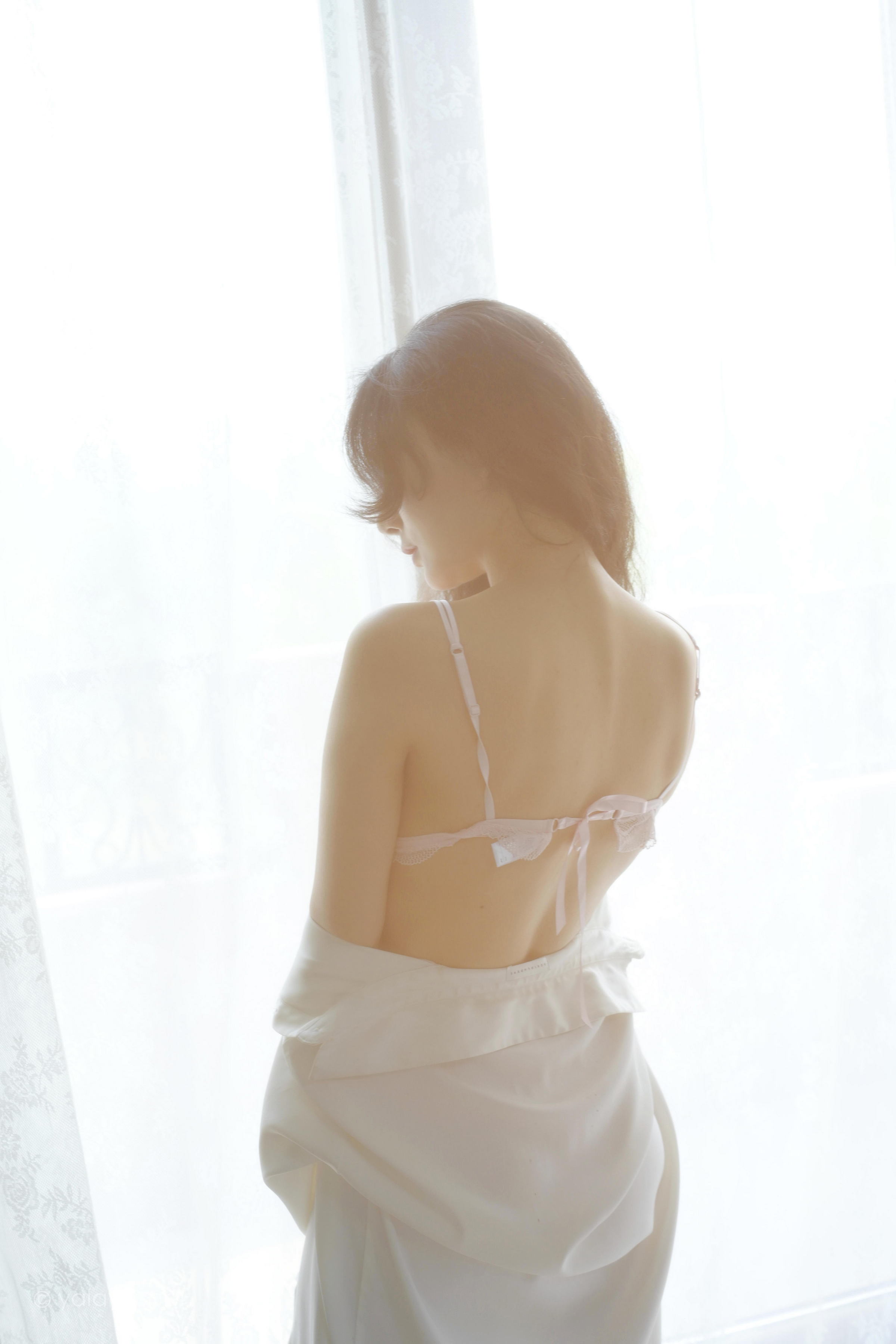 [YALAYI雅拉伊]2022.08.12 清晨的景色 何嘉颖 白色衬衫加粉色蕾丝内衣性感私房写真集第3张