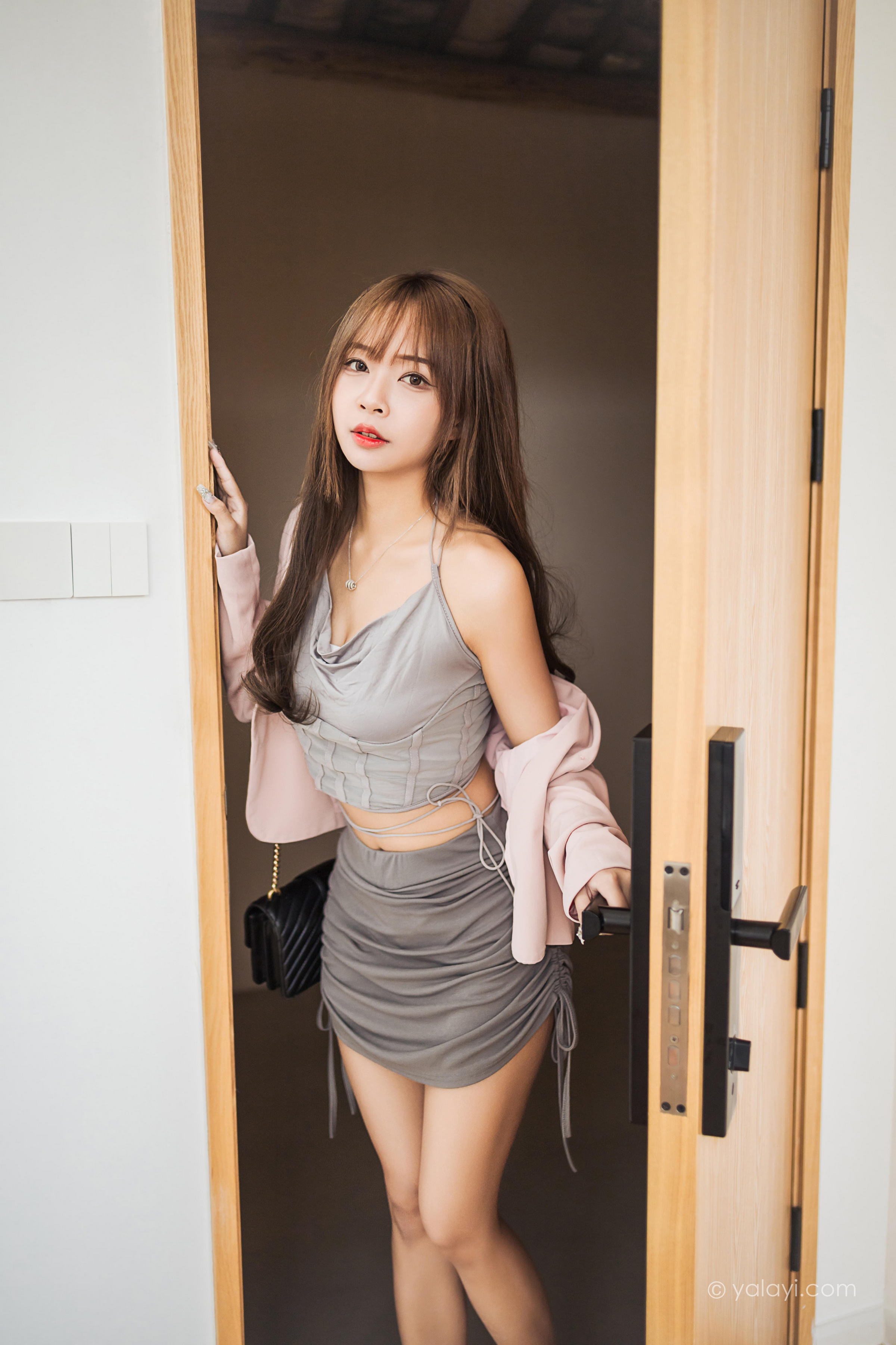 [YALAYI雅拉伊]2022.05.23 试镜 阿禾 粉色外套与灰色被服加灰色短裙清纯写真集第4张