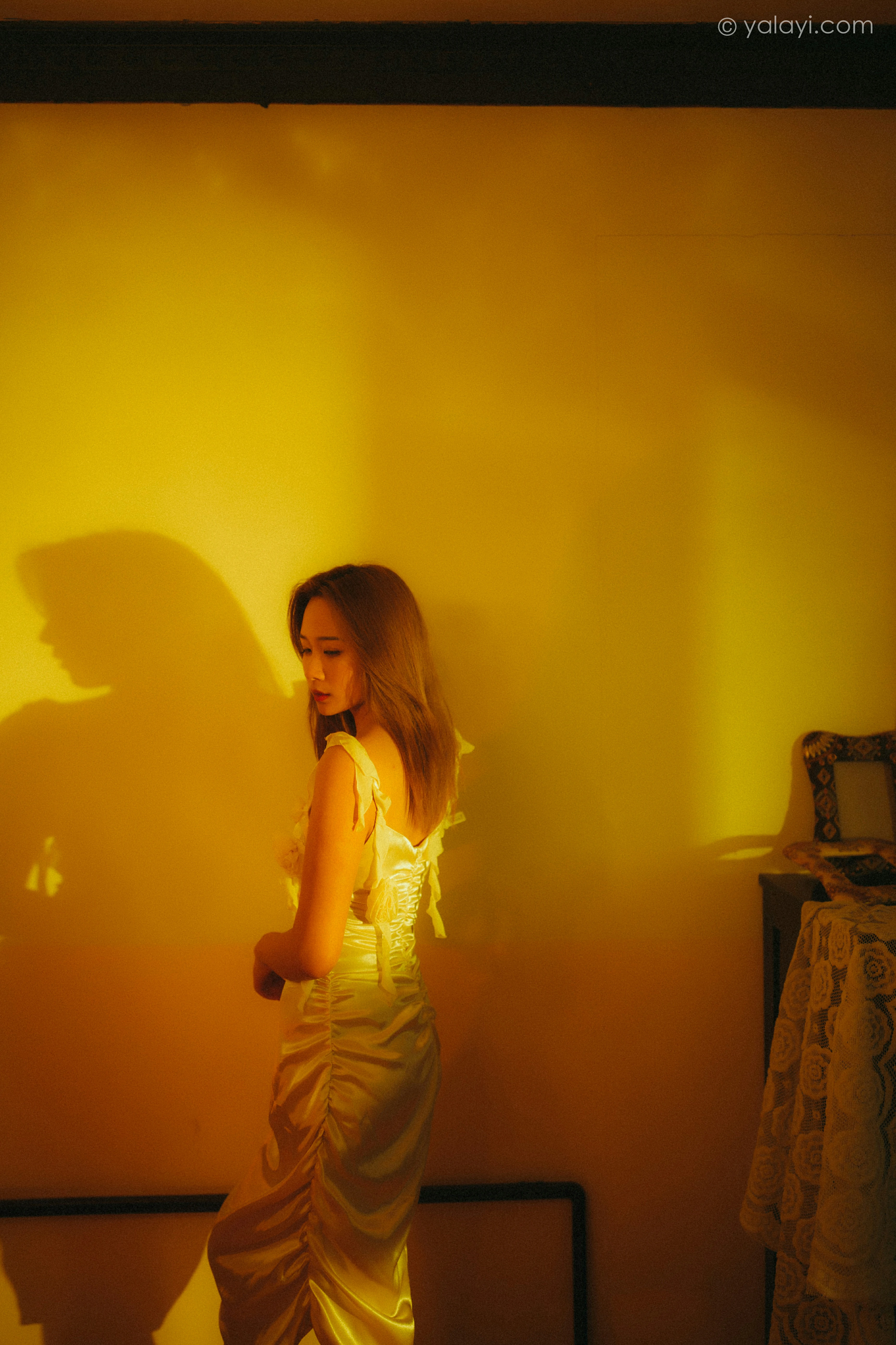 [YALAYI雅拉伊]NO.785 暮光之吻 岳璐璐 白色吊带连衣裙加性感内衣私房写真集第4张