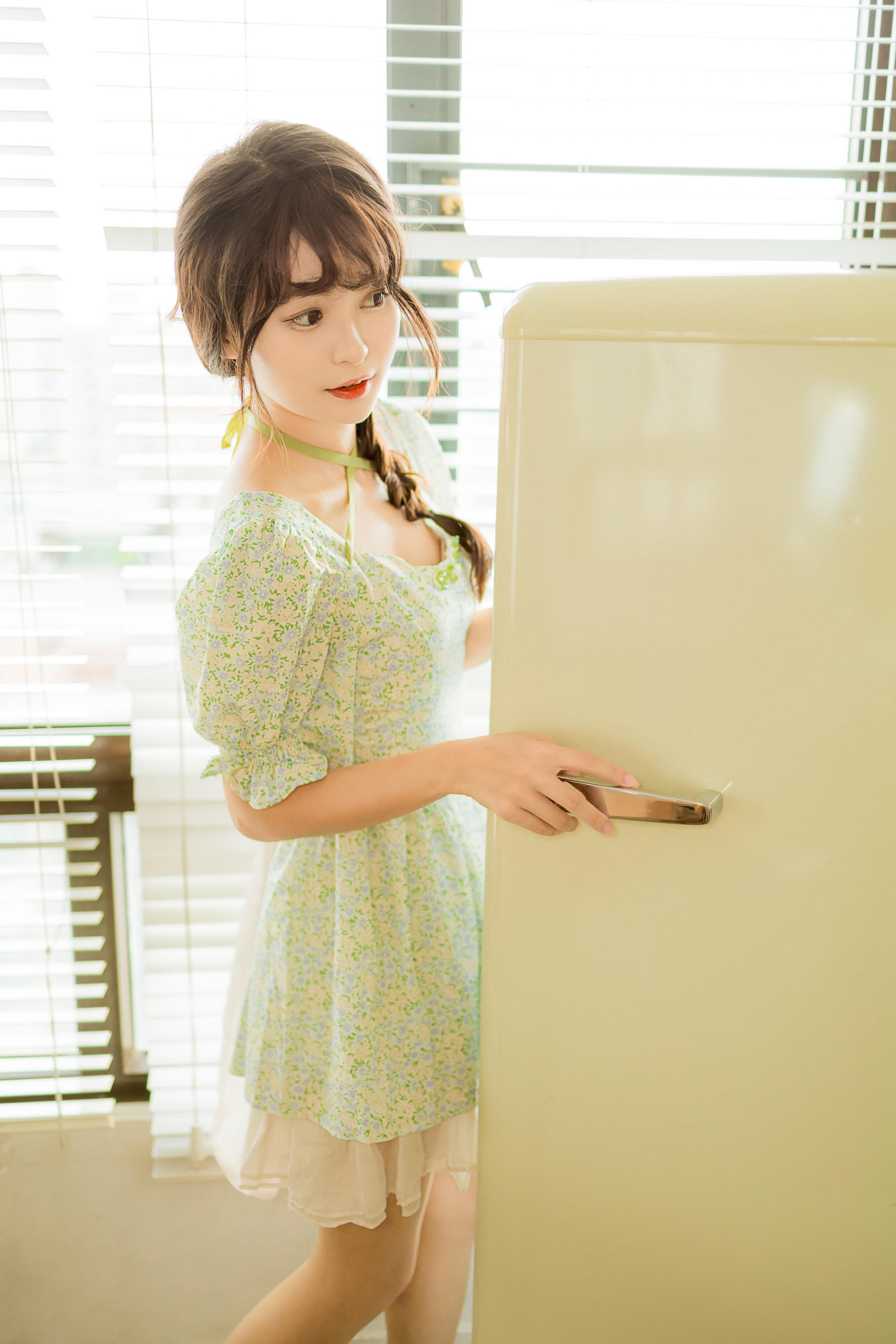 [YALAYI雅拉伊]2022.08.15 花之香 小亭 淡绿色连衣裙加肉丝美腿清纯写真集第4张