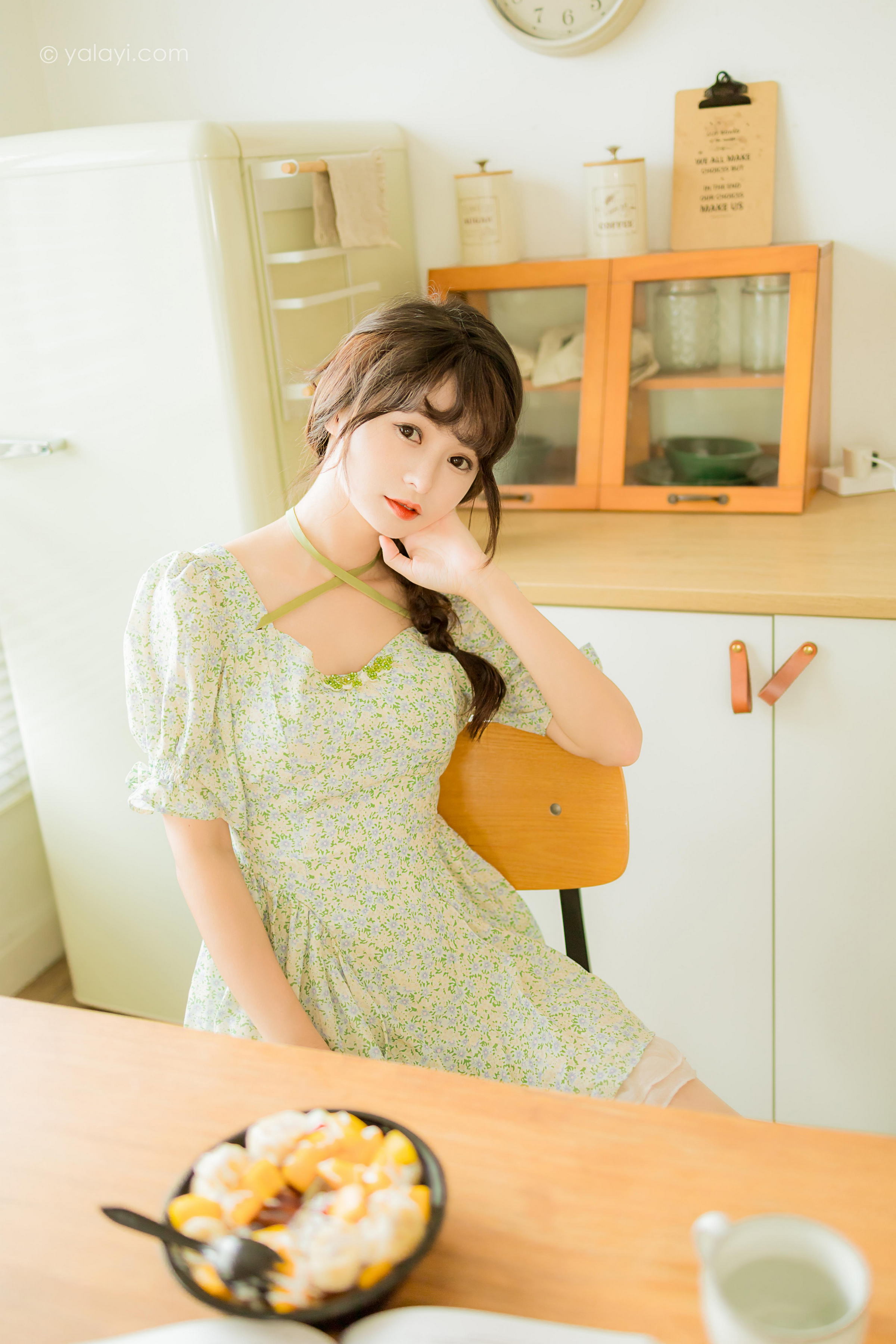 [YALAYI雅拉伊]2022.08.15 花之香 小亭 淡绿色连衣裙加肉丝美腿清纯写真集第8张