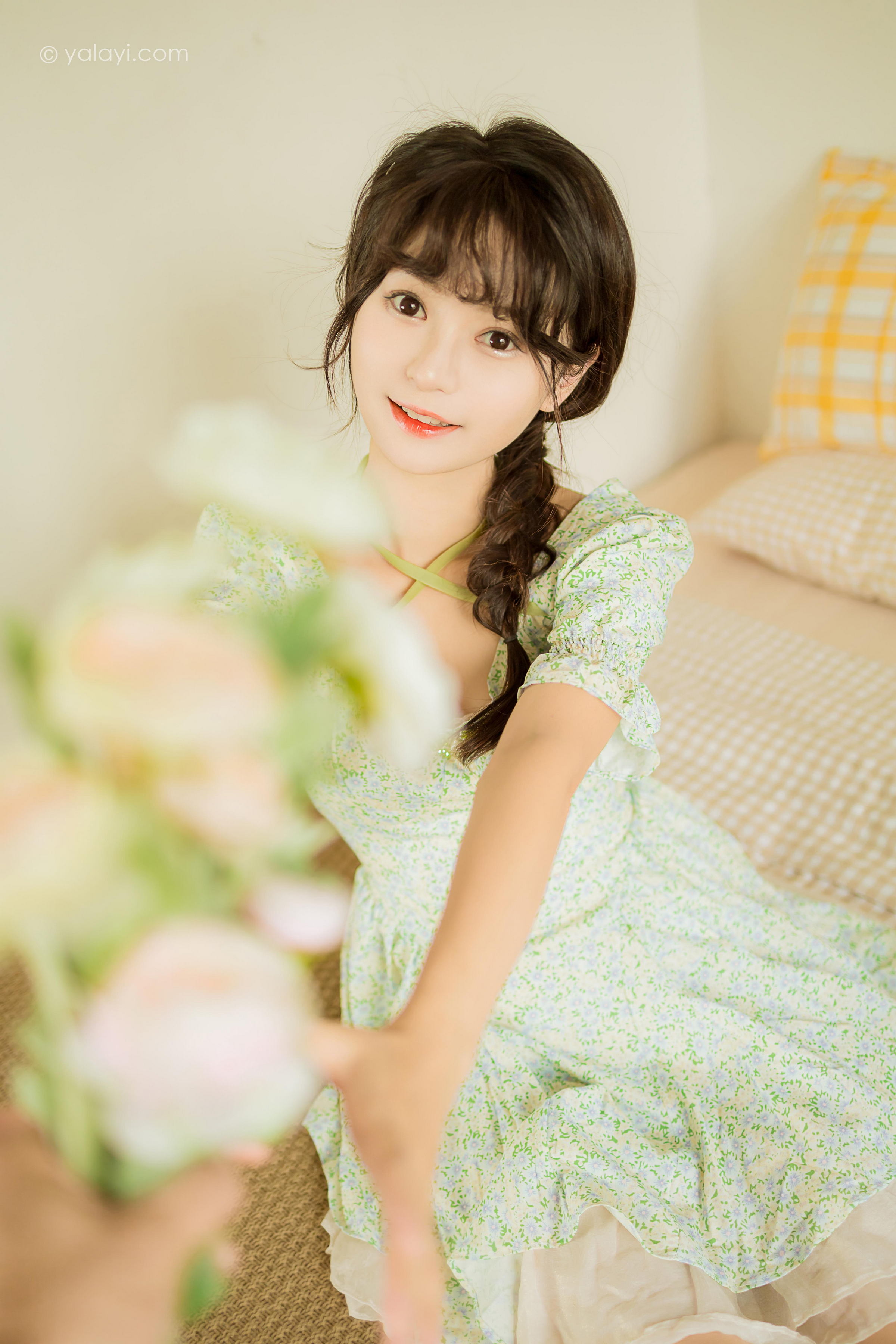 [YALAYI雅拉伊]2022.08.15 花之香 小亭 淡绿色连衣裙加肉丝美腿清纯写真集第12张