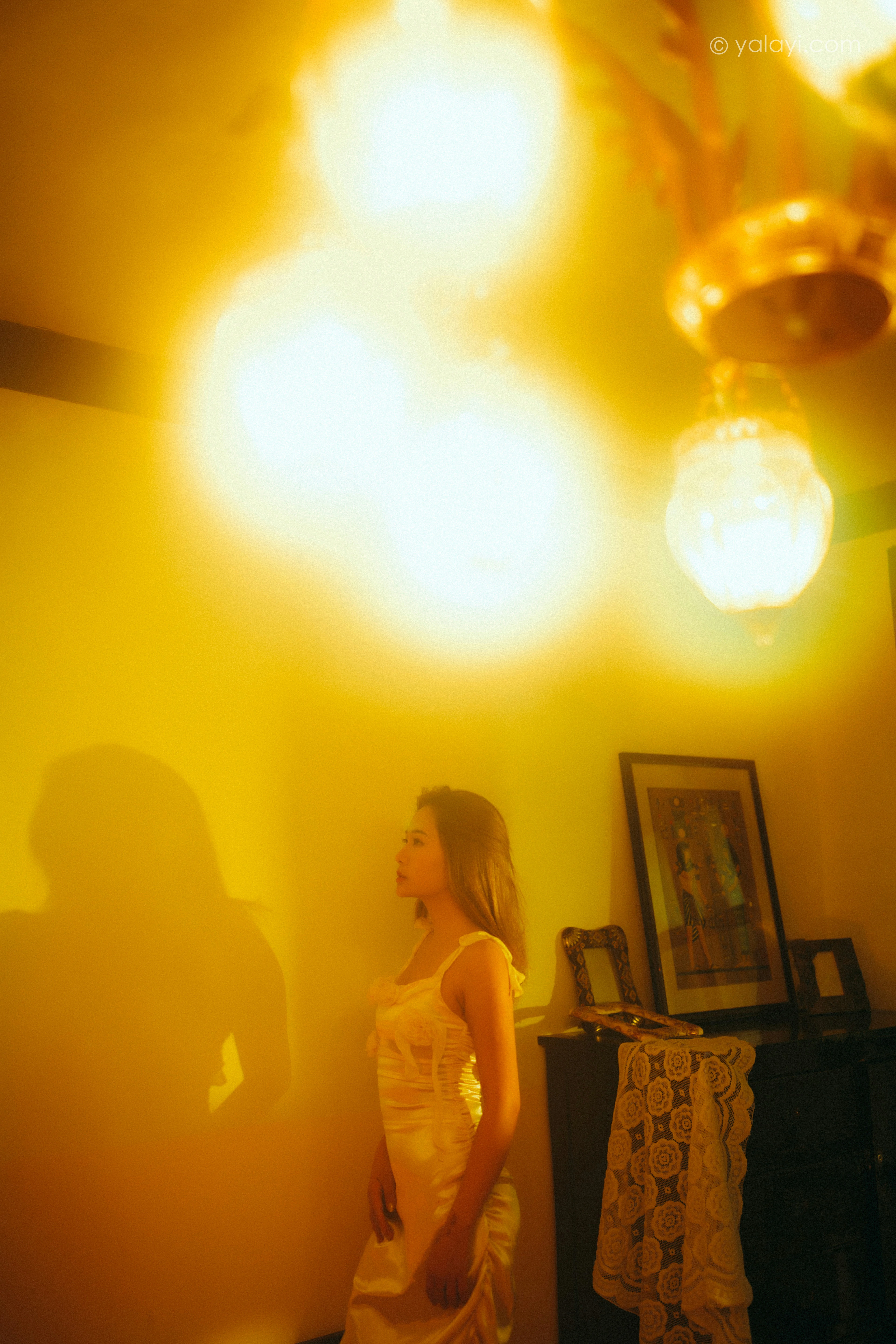 [YALAYI雅拉伊]NO.785 暮光之吻 岳璐璐 白色吊带连衣裙加性感内衣私房写真集第2张