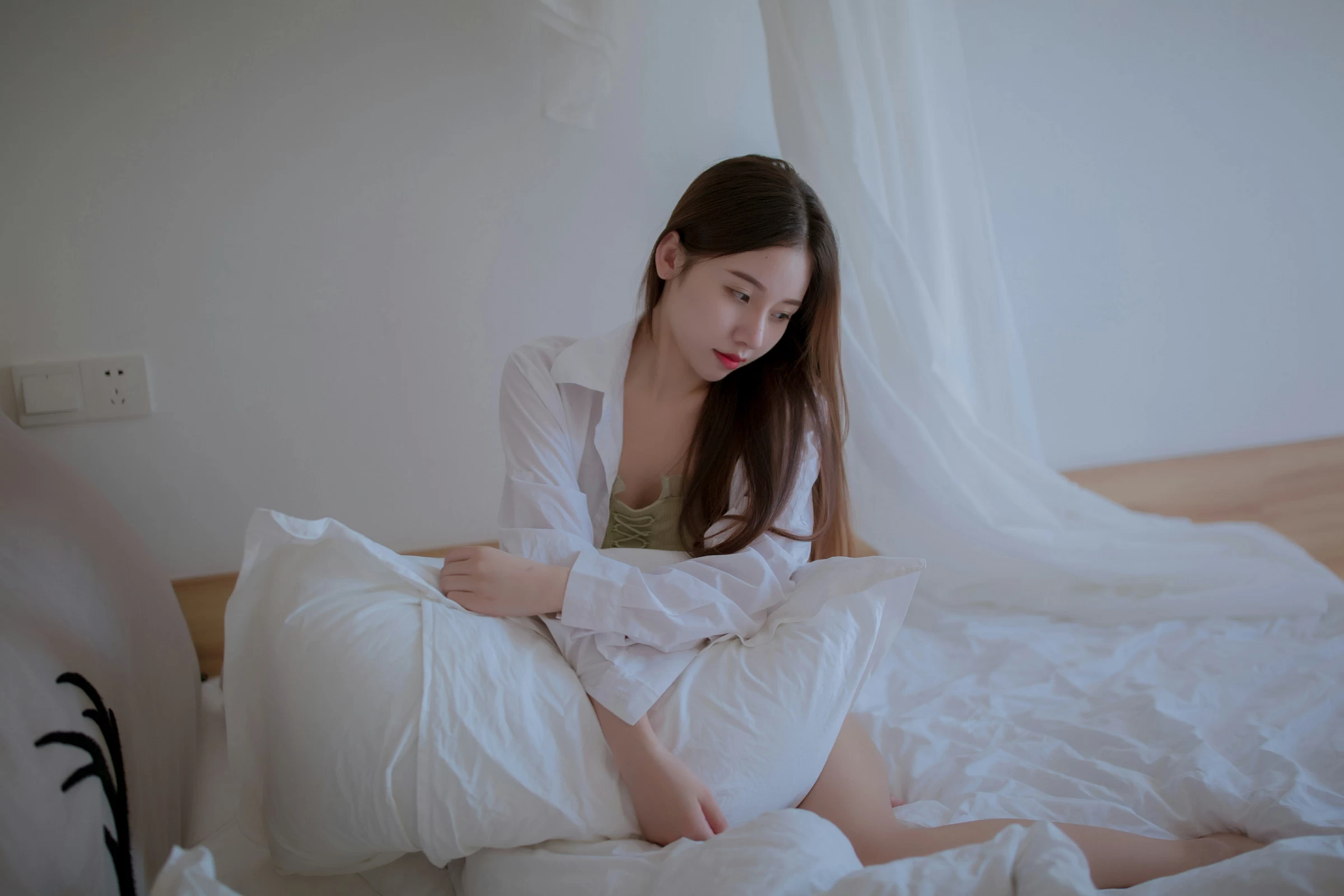 [YALAYI雅拉伊]NO.725 《空房》 秦语 白色衬衫居家性感写真集第2张