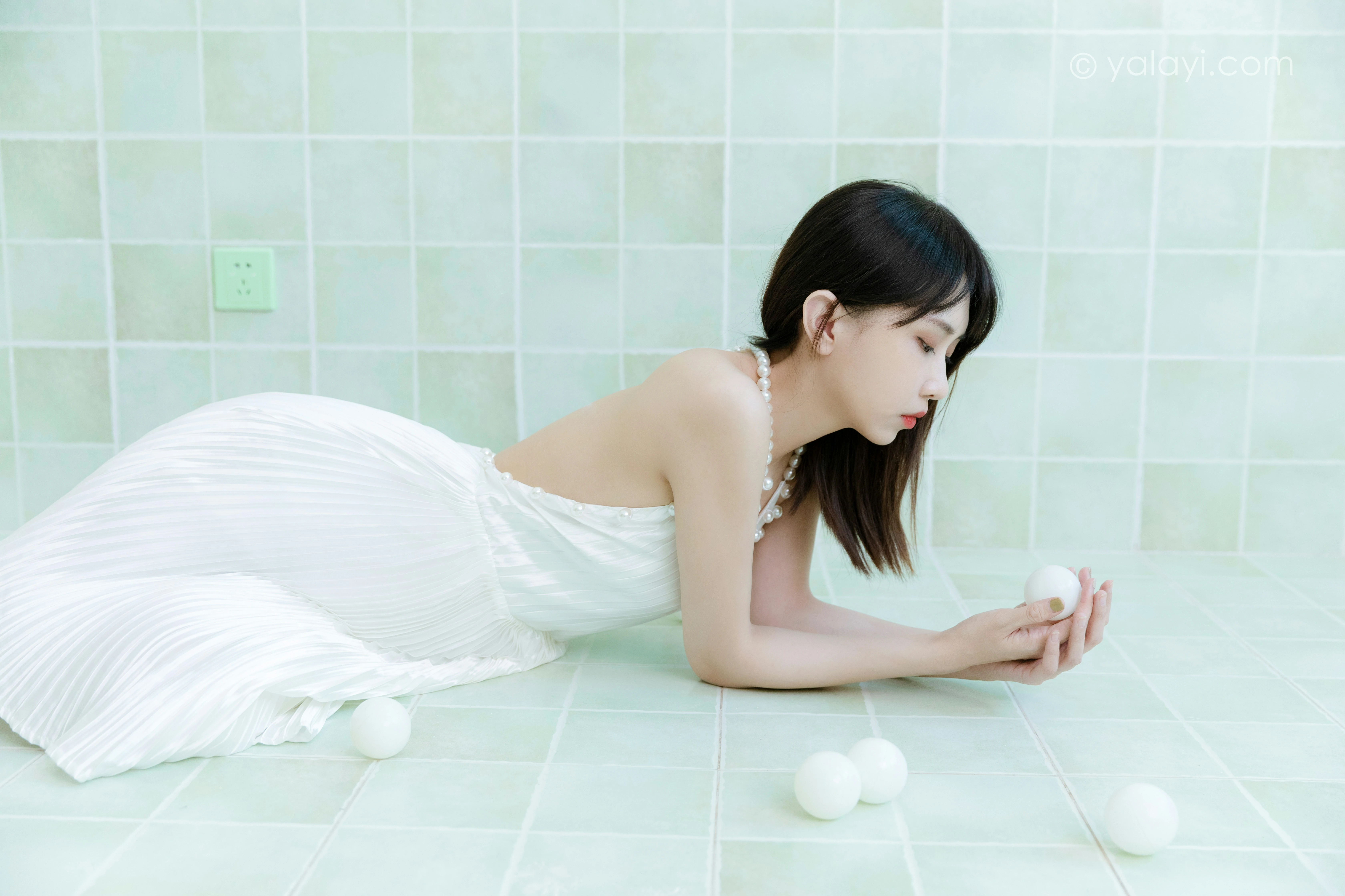 [YALAYI雅拉伊]NO.818 窗内窗外 妍妍 白色吊带裸背连衣裙性感写真集第7张