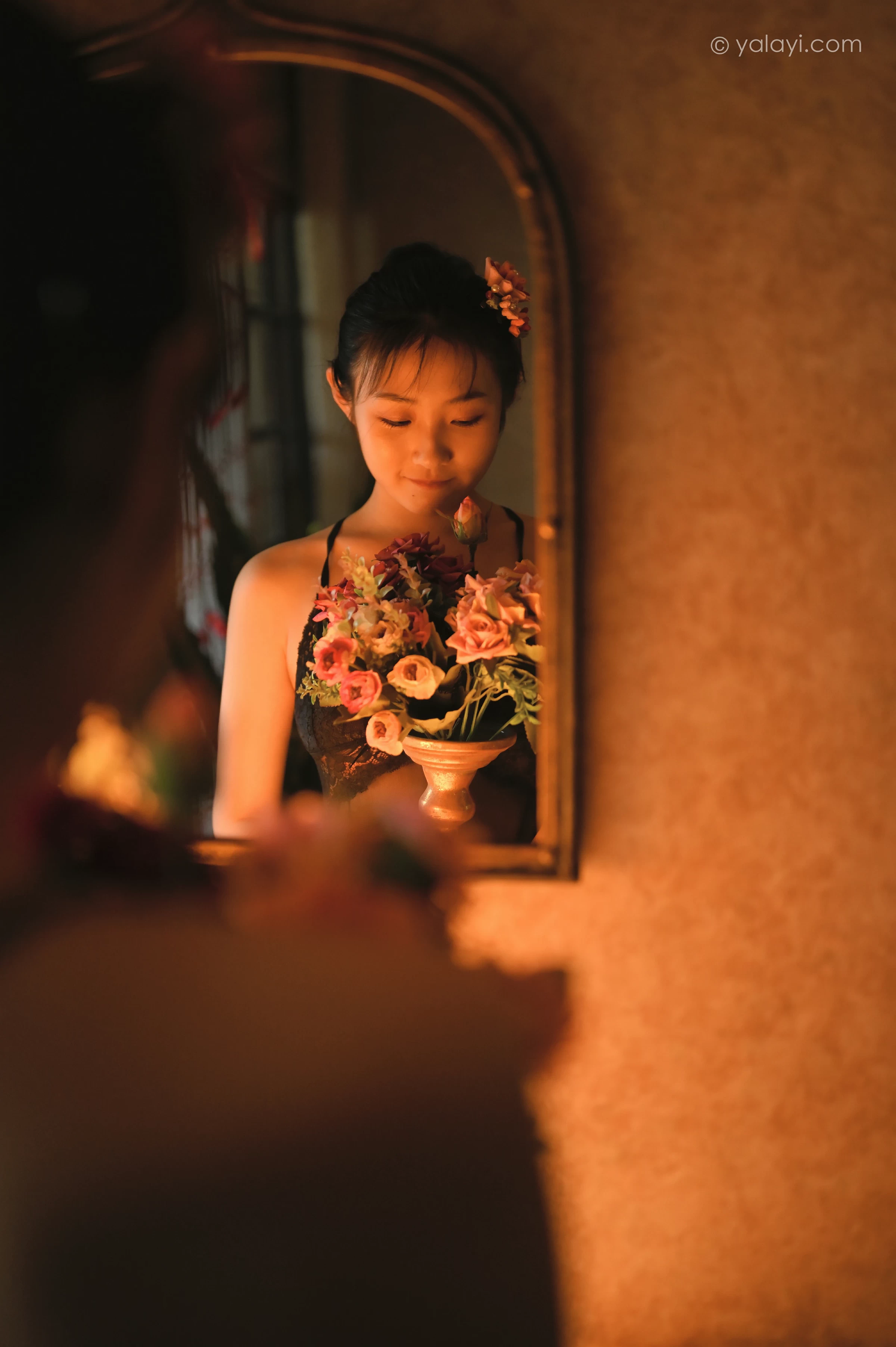 [YALAYI雅拉伊]NO.673 《剪烛西窗》 沈伊 黑色吊带蕾丝睡衣裙性感私房写真集第1张