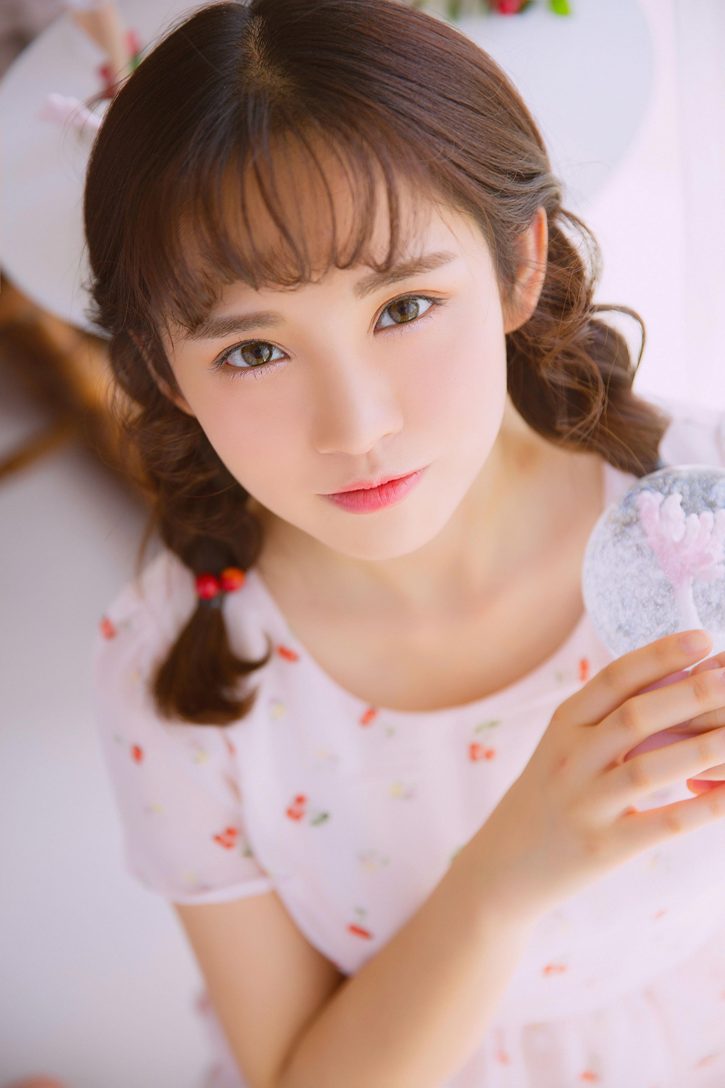 [YALAYI雅拉伊]2022.05.26 甜美少女 白色透视蕾丝连衣裙居家清纯写真集第3张