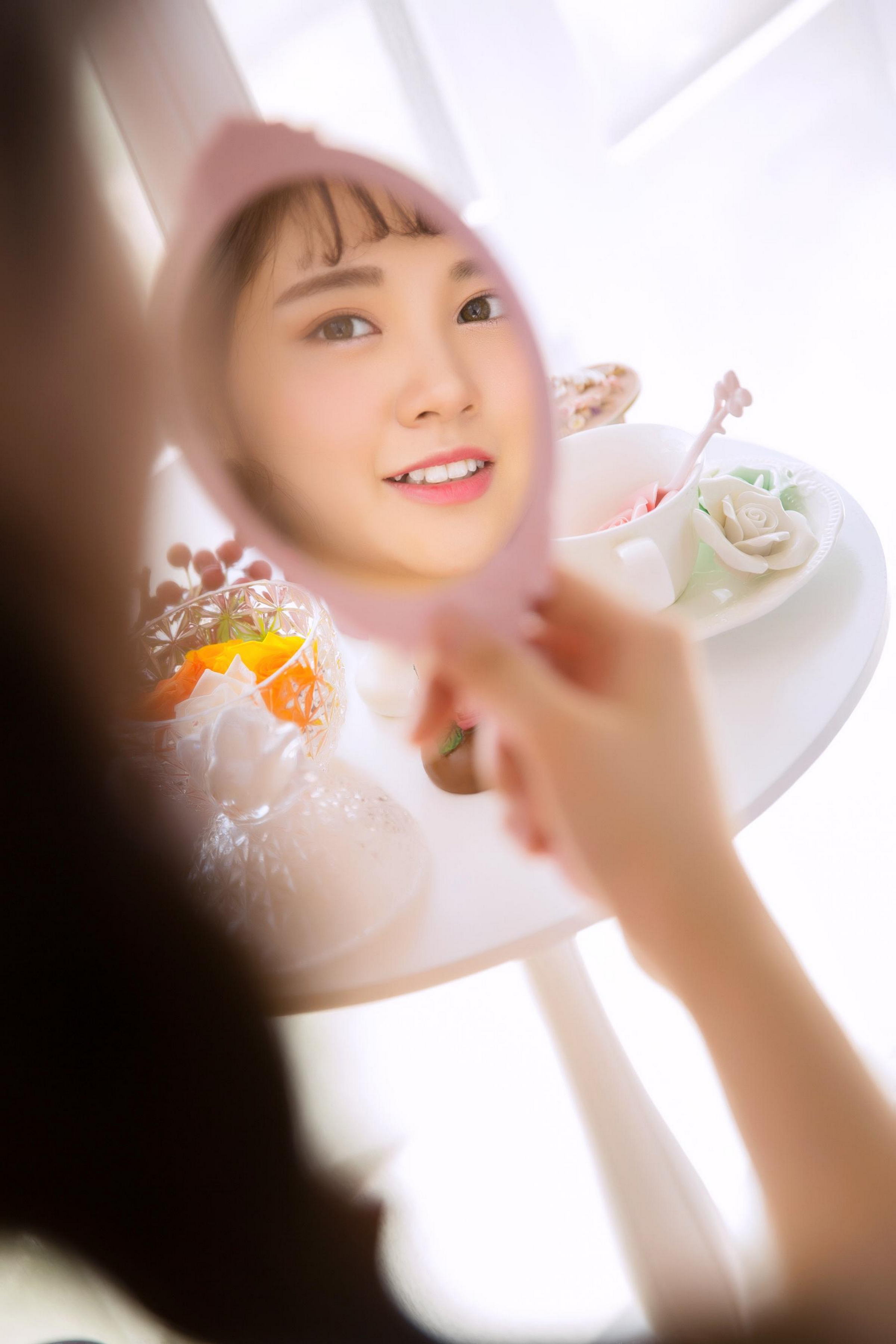 [YALAYI雅拉伊]2022.05.26 甜美少女 白色透视蕾丝连衣裙居家清纯写真集第2张