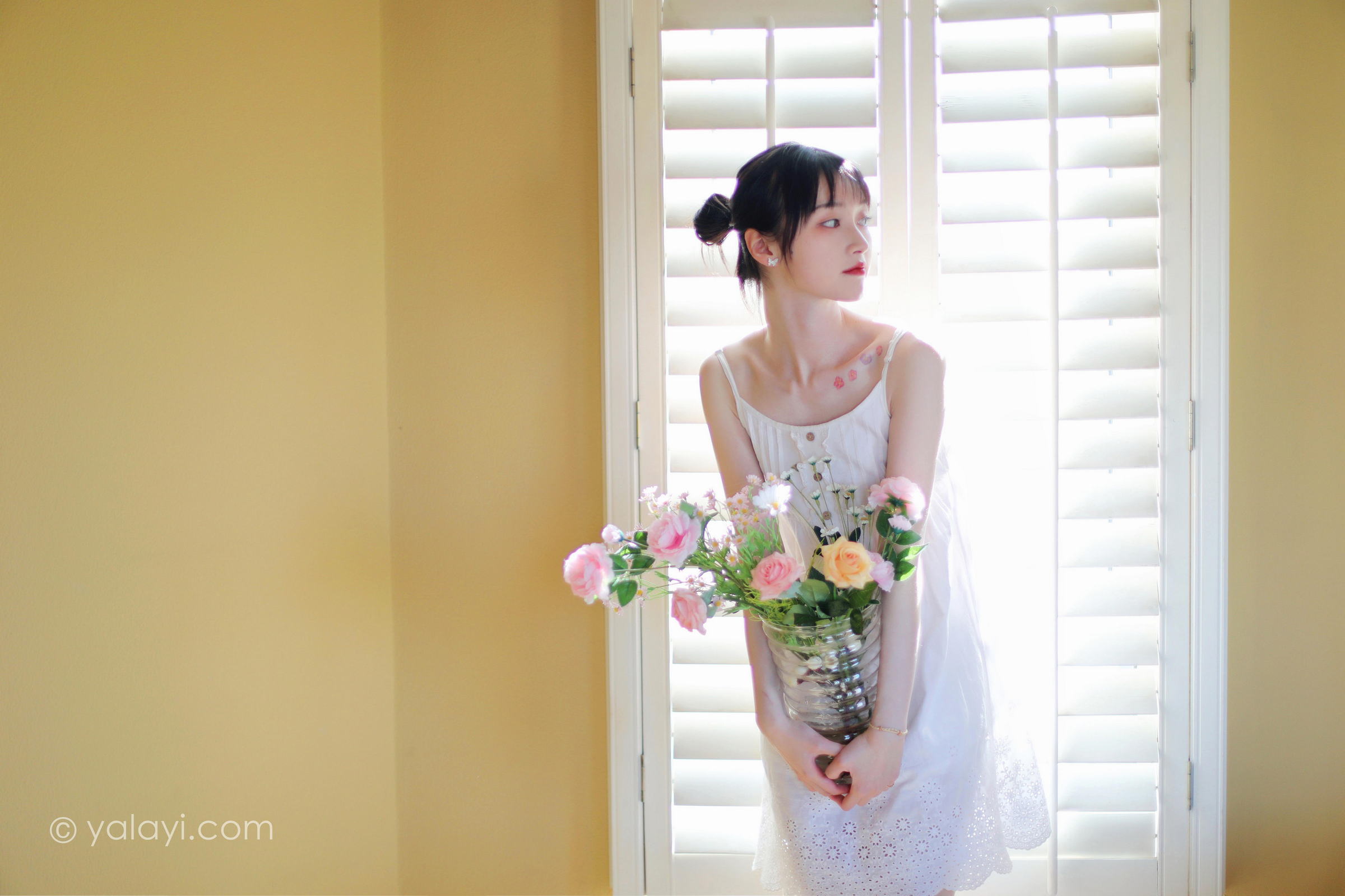 [YALAYI雅拉伊]2022.05.11 光影零乱 京京 白色吊带镂空连衣裙性感写真集第5张