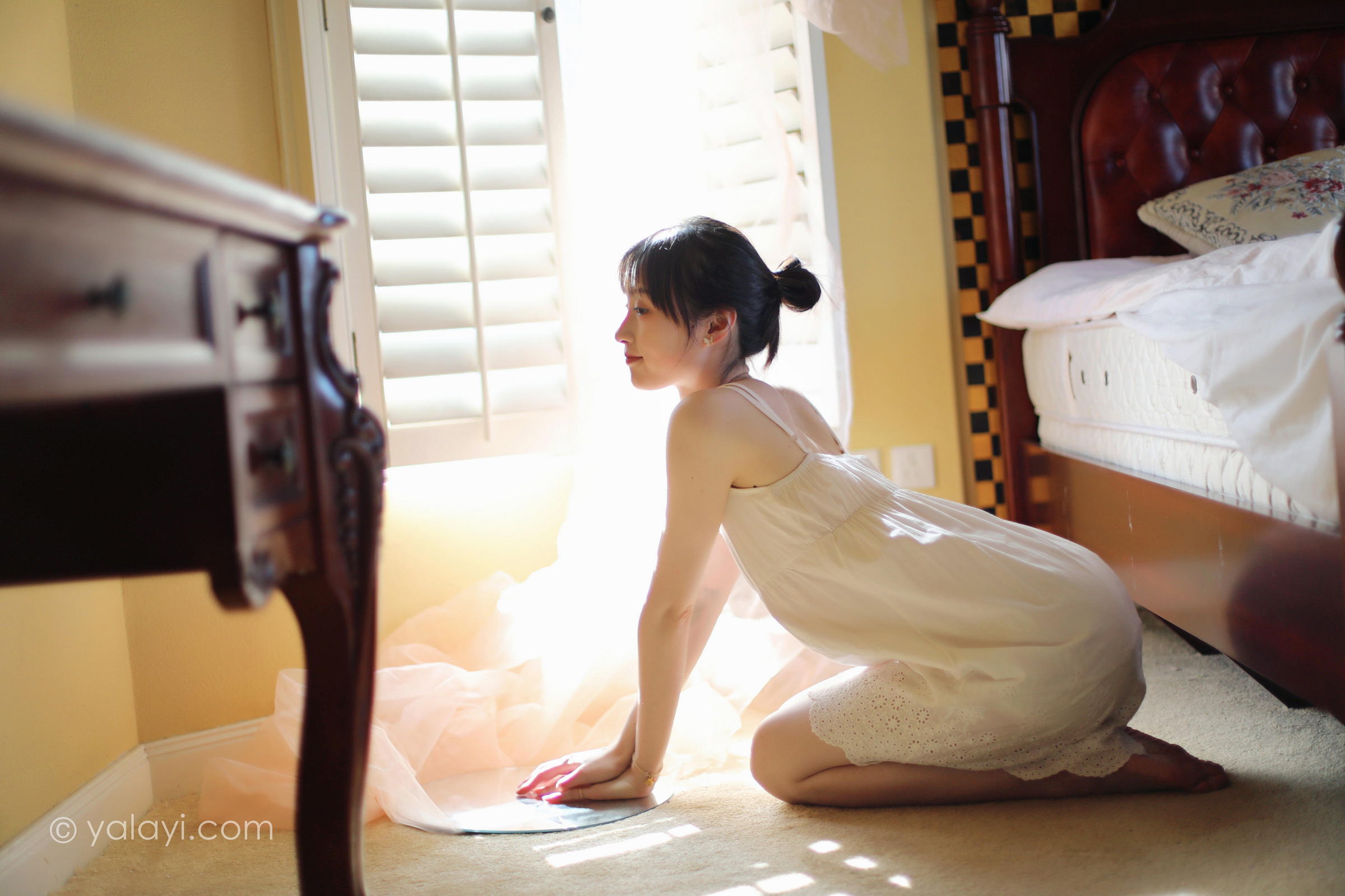 [YALAYI雅拉伊]2022.05.11 光影零乱 京京 白色吊带镂空连衣裙性感写真集第12张
