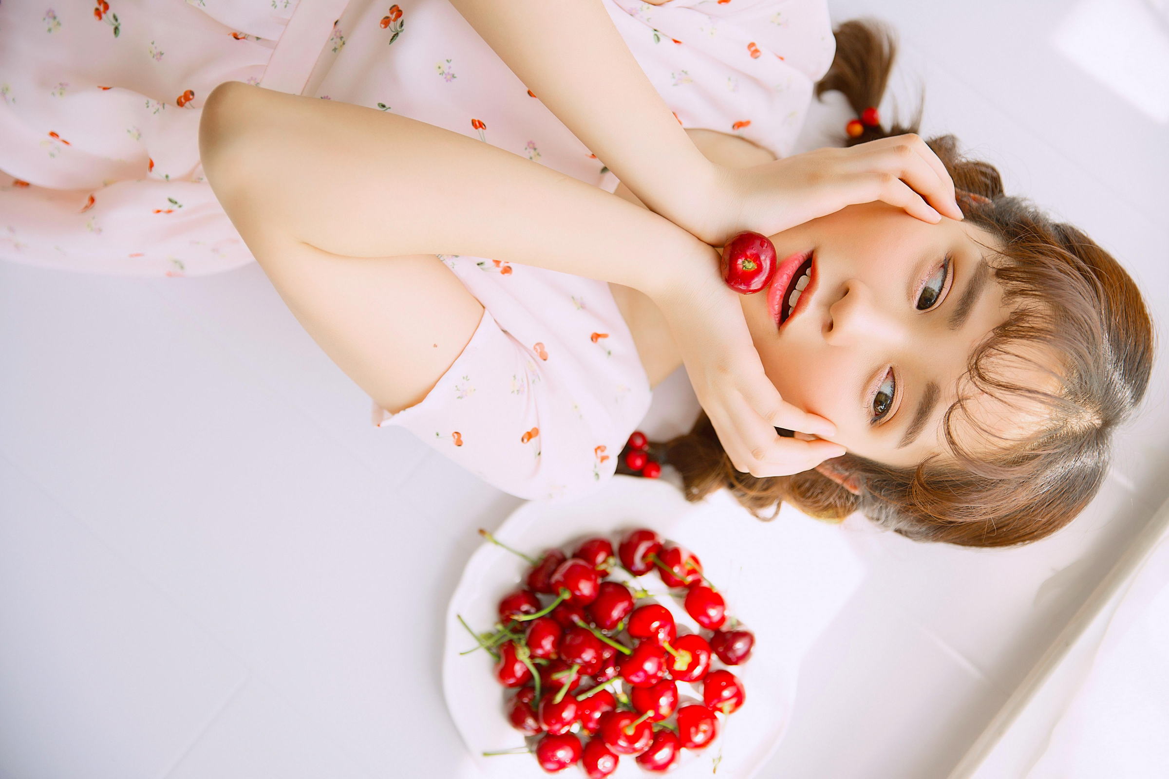 [YALAYI雅拉伊]2022.05.26 甜美少女 白色透视蕾丝连衣裙居家清纯写真集第8张