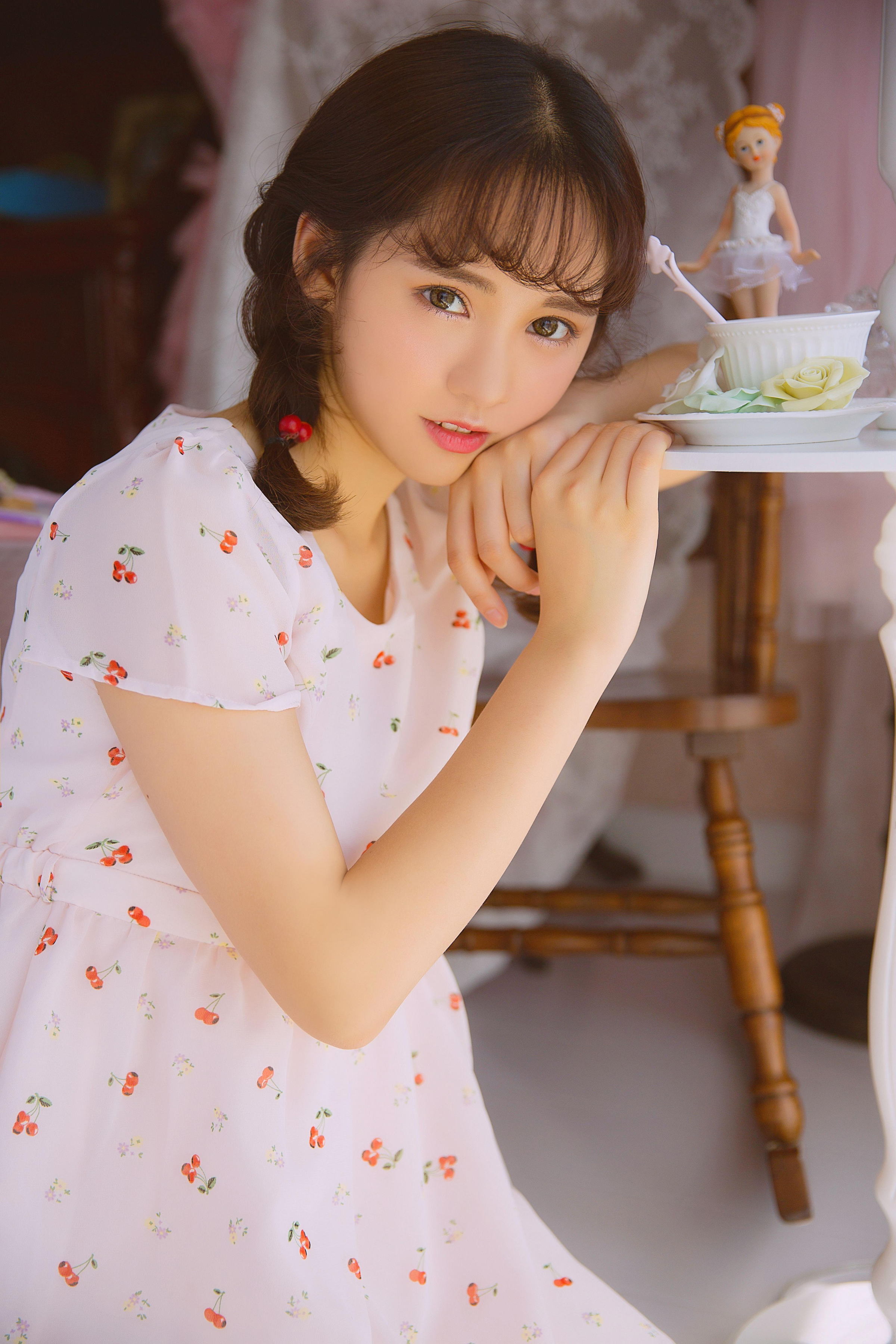 [YALAYI雅拉伊]2022.05.26 甜美少女 白色透视蕾丝连衣裙居家清纯写真集第4张