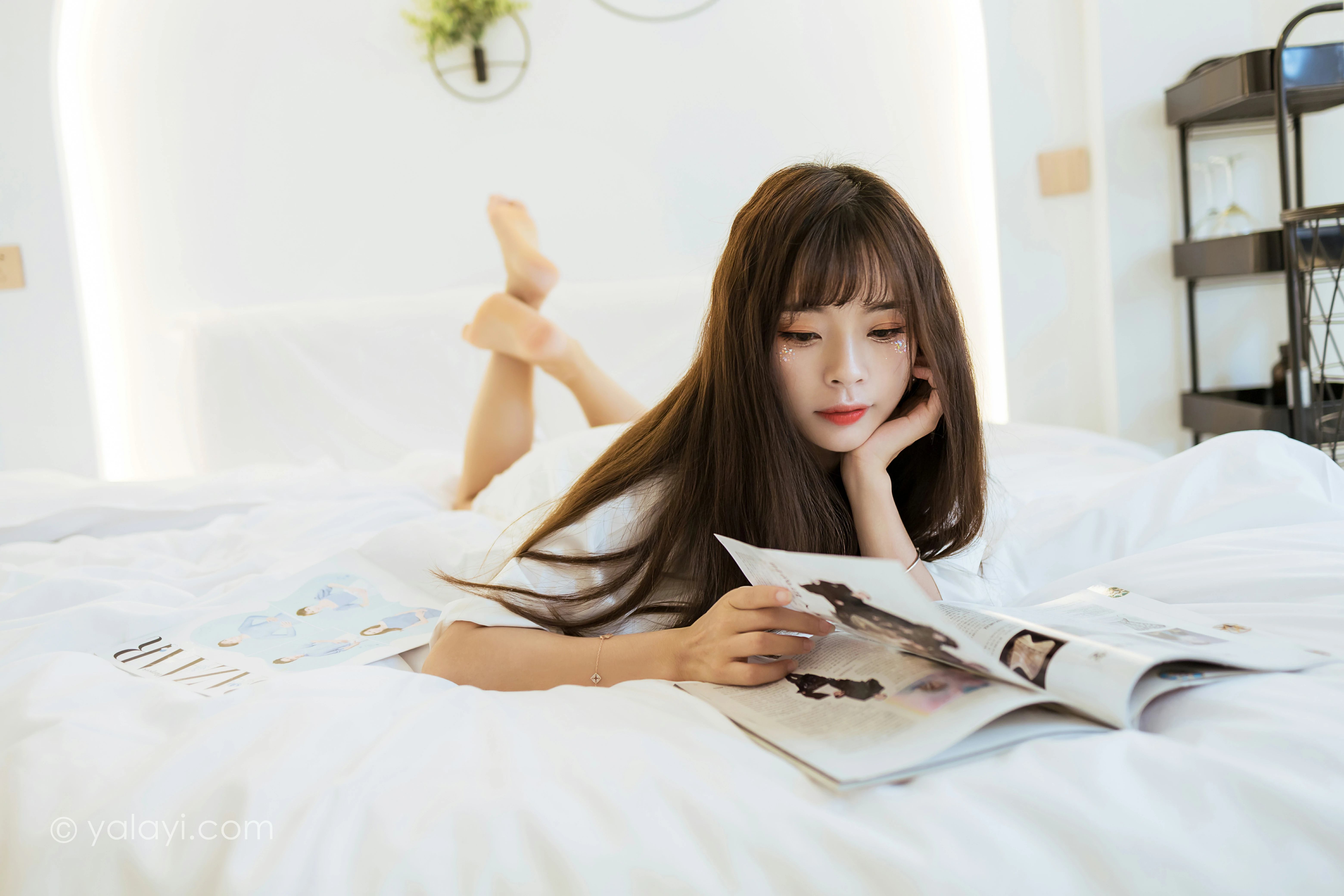 [YALAYI雅拉伊]NO.839 休闲的日子 程小蝶 白色睡衣加蕾丝内衣居家私房写真集第3张