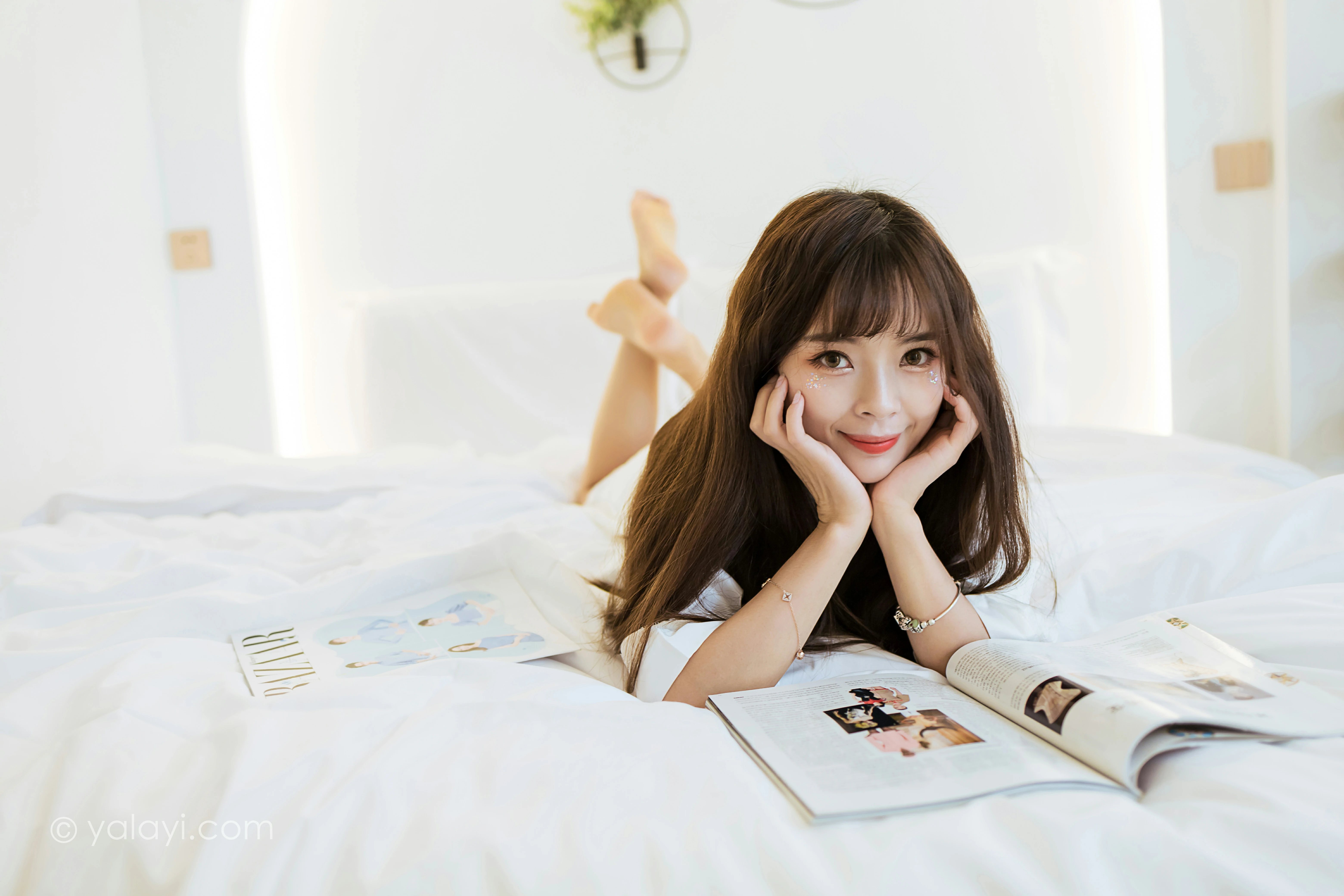 [YALAYI雅拉伊]NO.839 休闲的日子 程小蝶 白色睡衣加蕾丝内衣居家私房写真集第2张