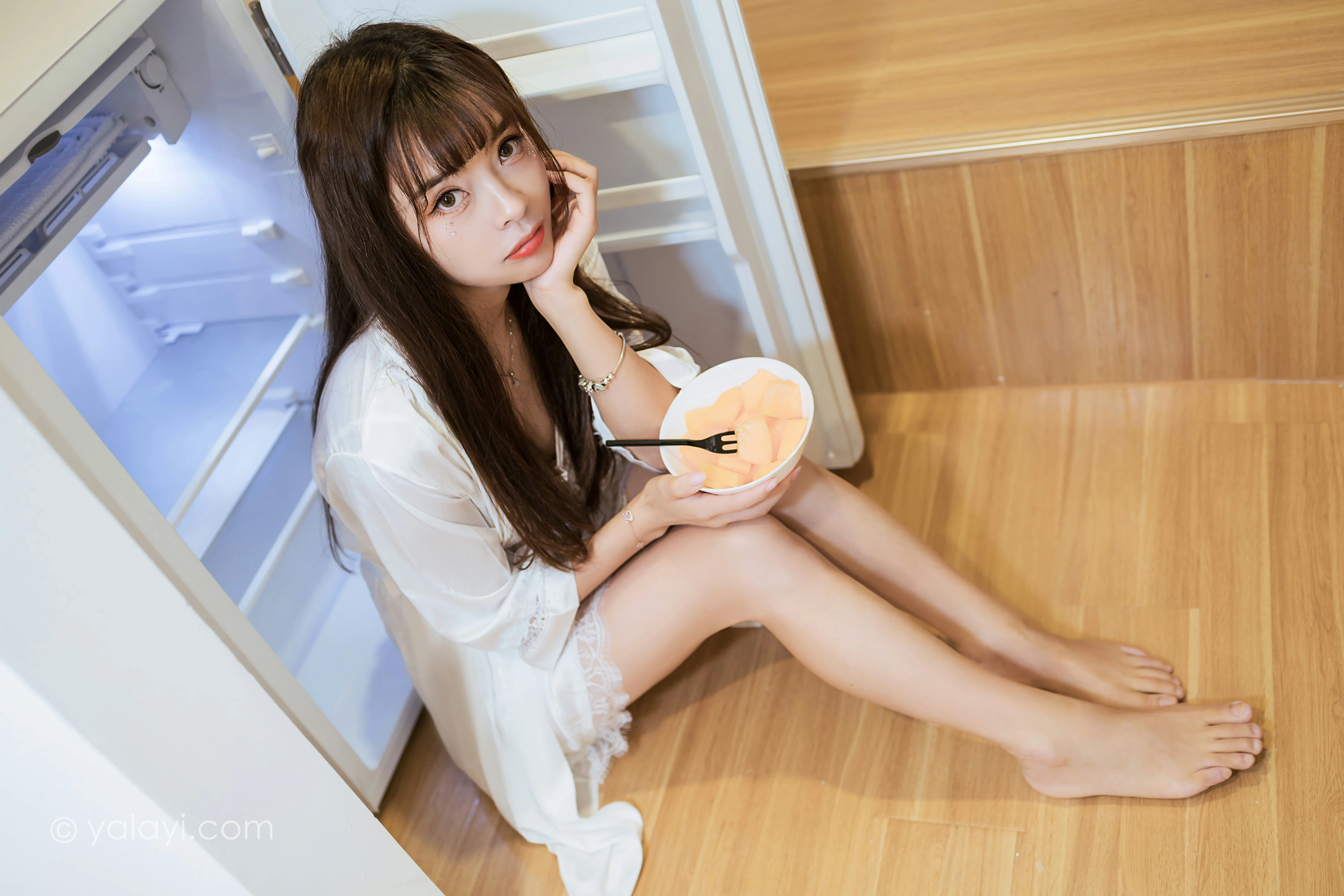 [YALAYI雅拉伊]NO.839 休闲的日子 程小蝶 白色睡衣加蕾丝内衣居家私房写真集第10张