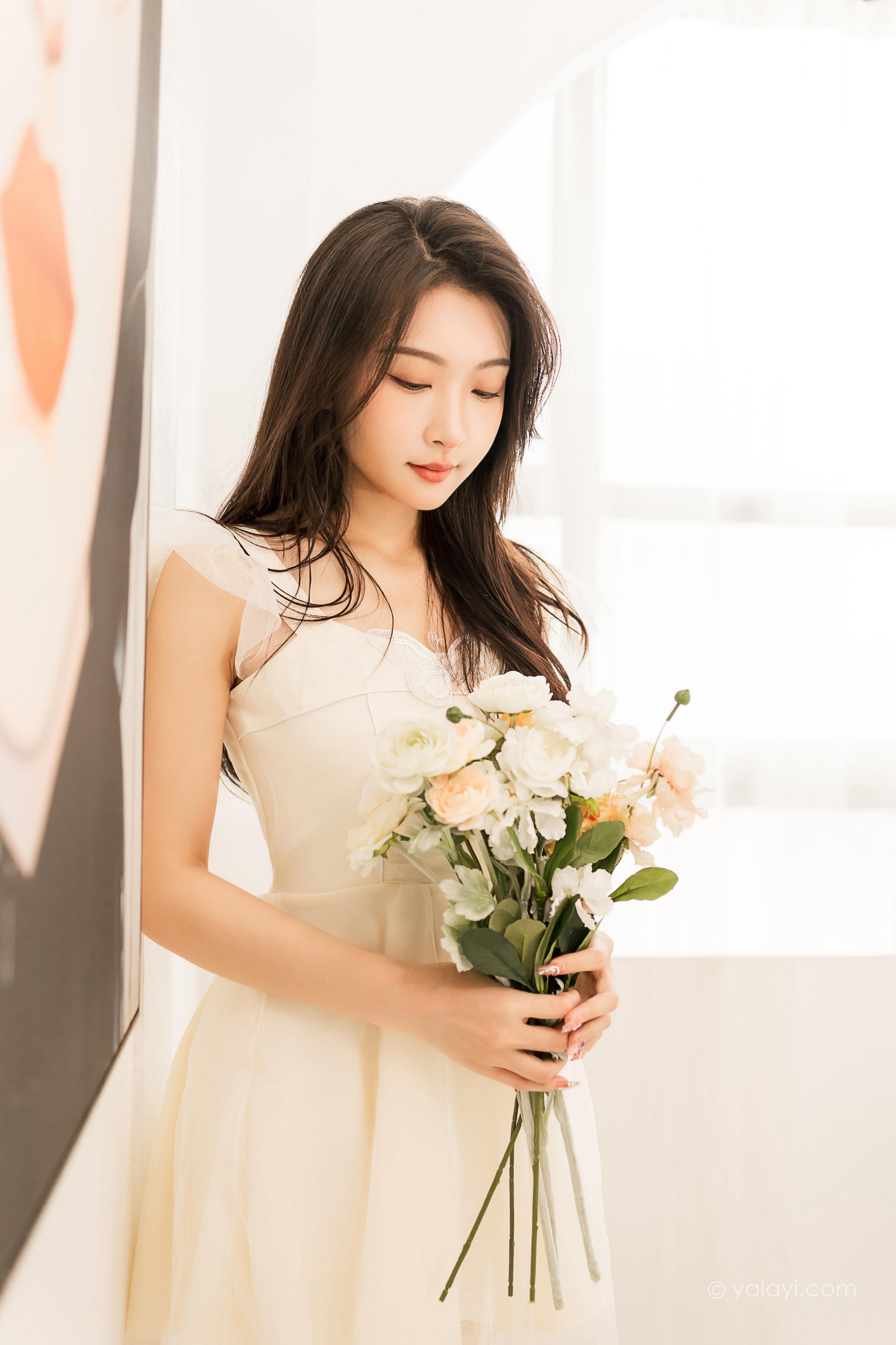 [YALAYI雅拉伊]2022.05.25 你别太迷人 徐小云 白色连衣裙居家清纯写真集第5张
