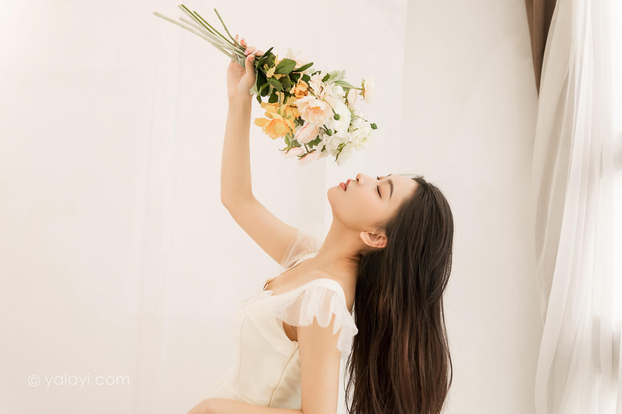 [YALAYI雅拉伊]2022.05.25 你别太迷人 徐小云 白色连衣裙居家清纯写真集第12张