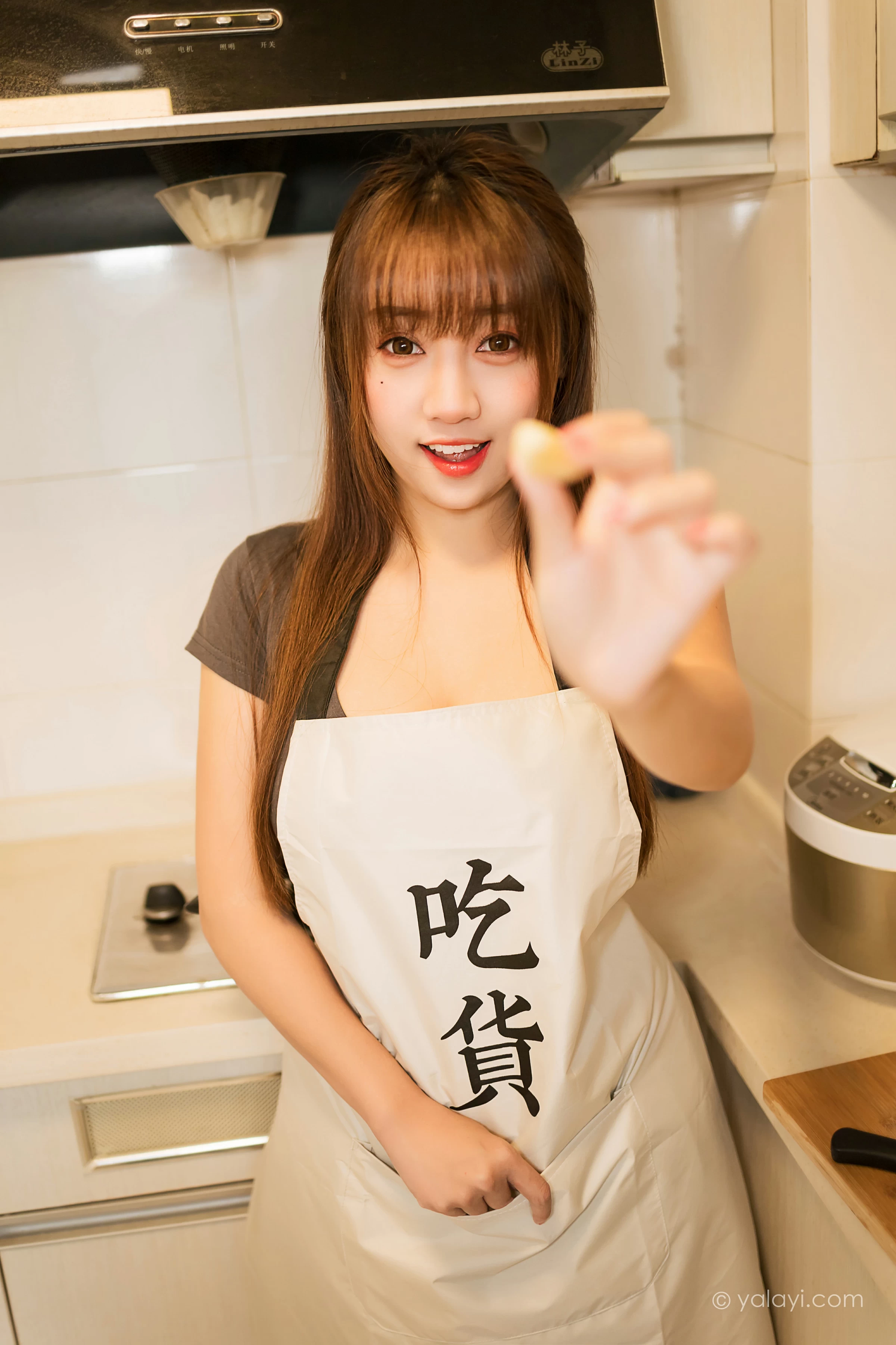 [YALAYI雅拉伊]NO.745 《下班的诱惑》 虞艺 棕色短袖加灰色碎花短裙居家性感写真集第3张