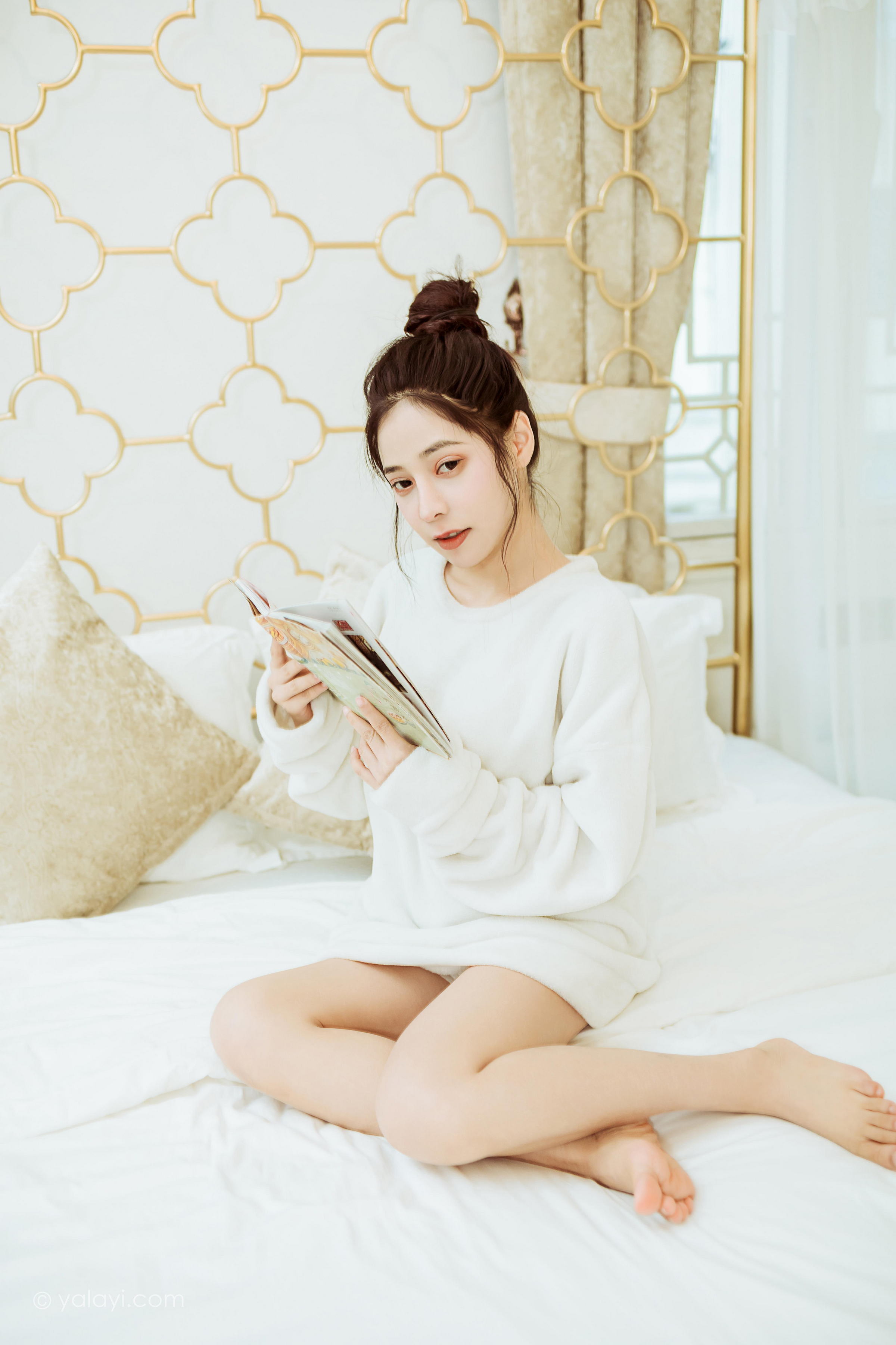 [YALAYI雅拉伊]2022.03.02 恋爱日常 诗咏 白色连身毛衣居家清纯写真集第3张