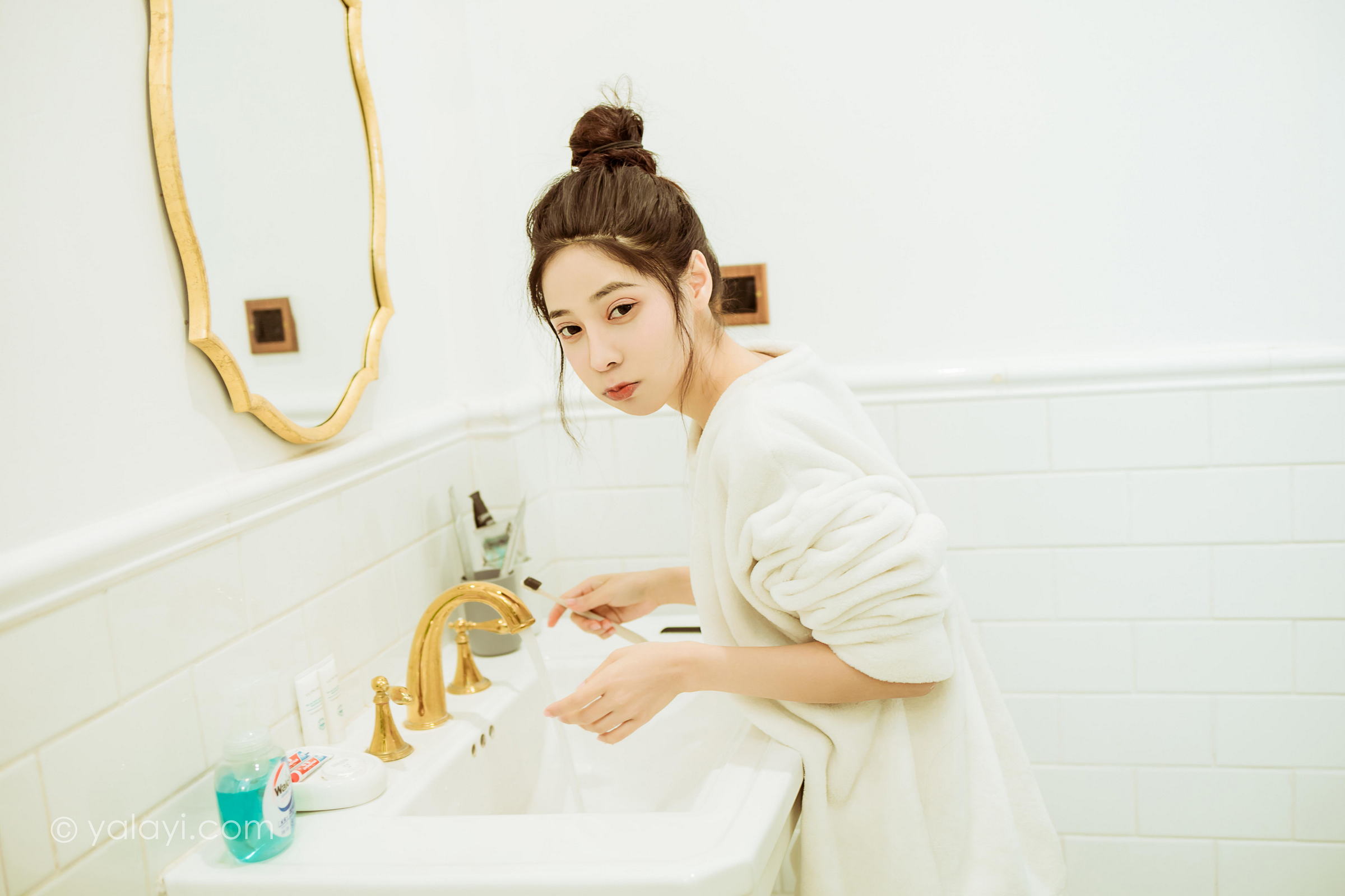 [YALAYI雅拉伊]2022.03.02 恋爱日常 诗咏 白色连身毛衣居家清纯写真集第10张