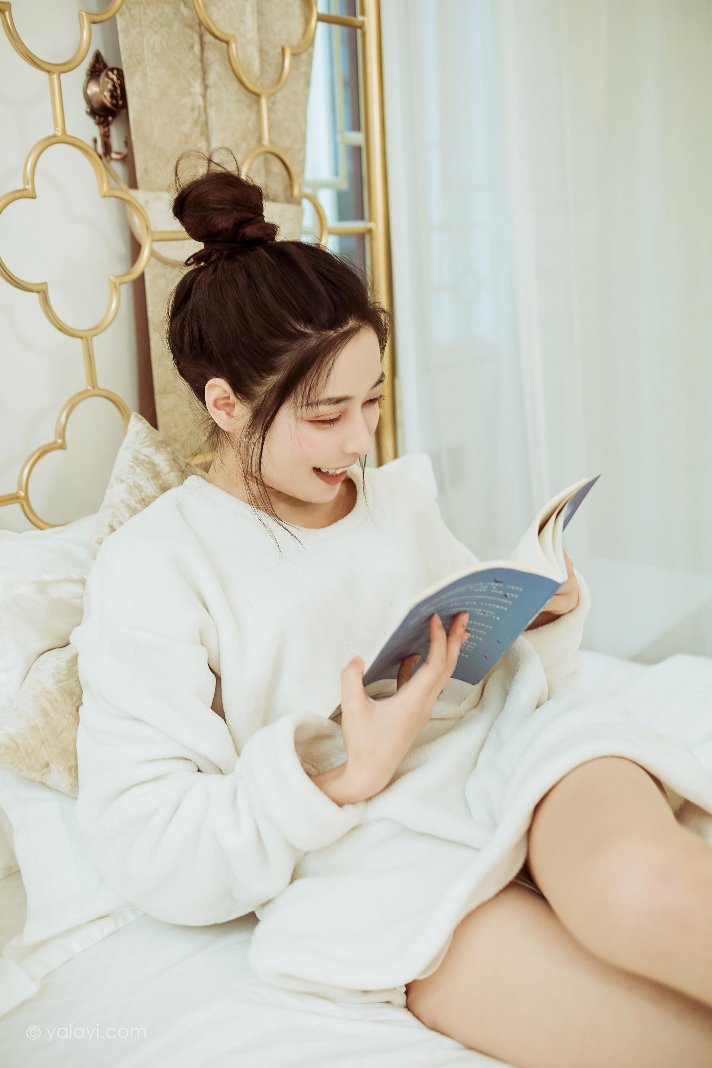 [YALAYI雅拉伊]2022.03.02 恋爱日常 诗咏 白色连身毛衣居家清纯写真集第8张